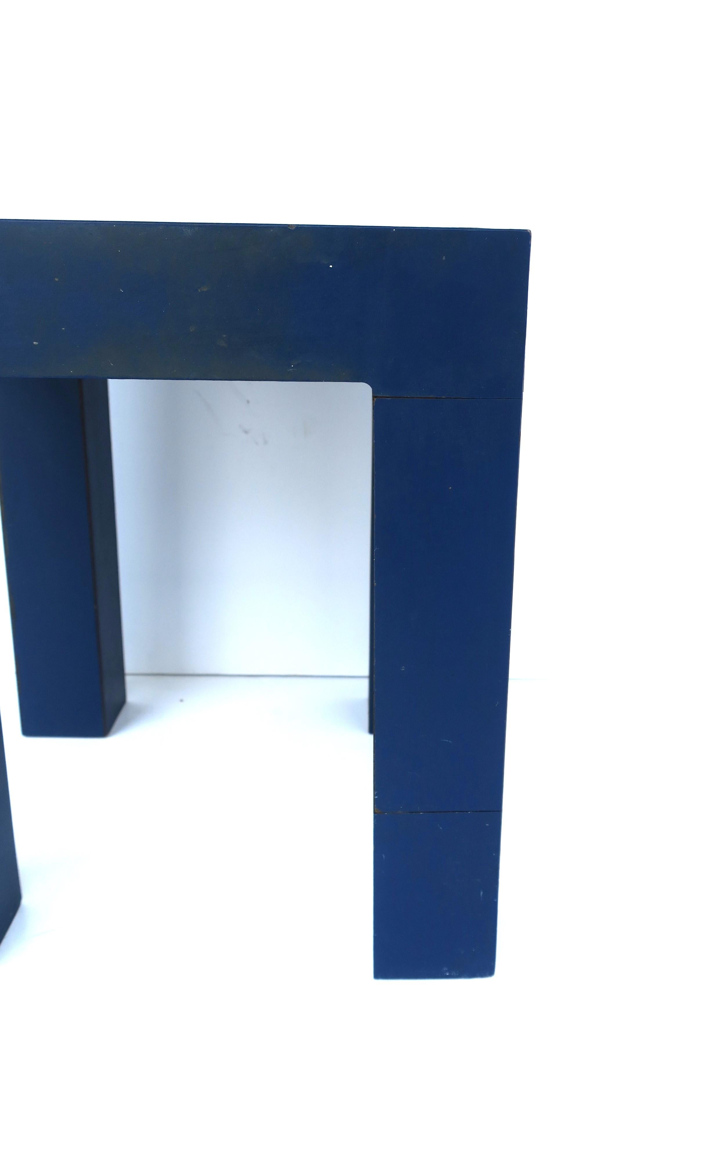 Table basse carrée bleue d'appoint postmoderne de style Memphis, petit modèle en vente 5