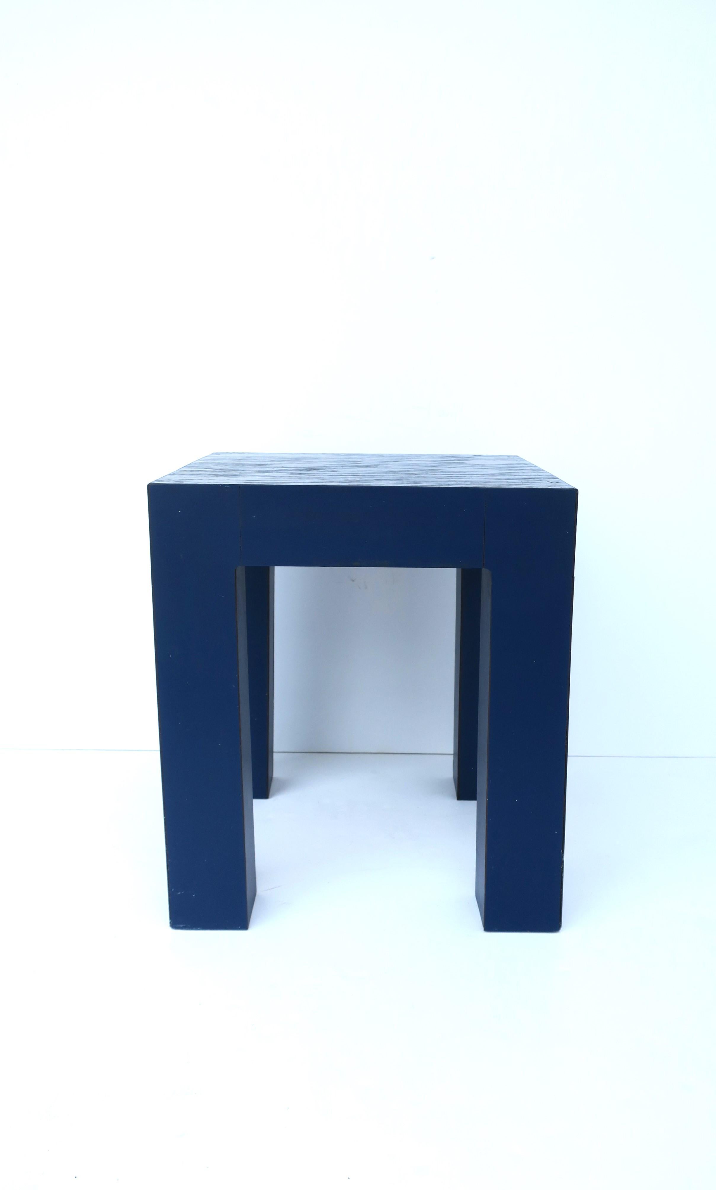 Peint Table basse carrée bleue d'appoint postmoderne de style Memphis, petit modèle en vente
