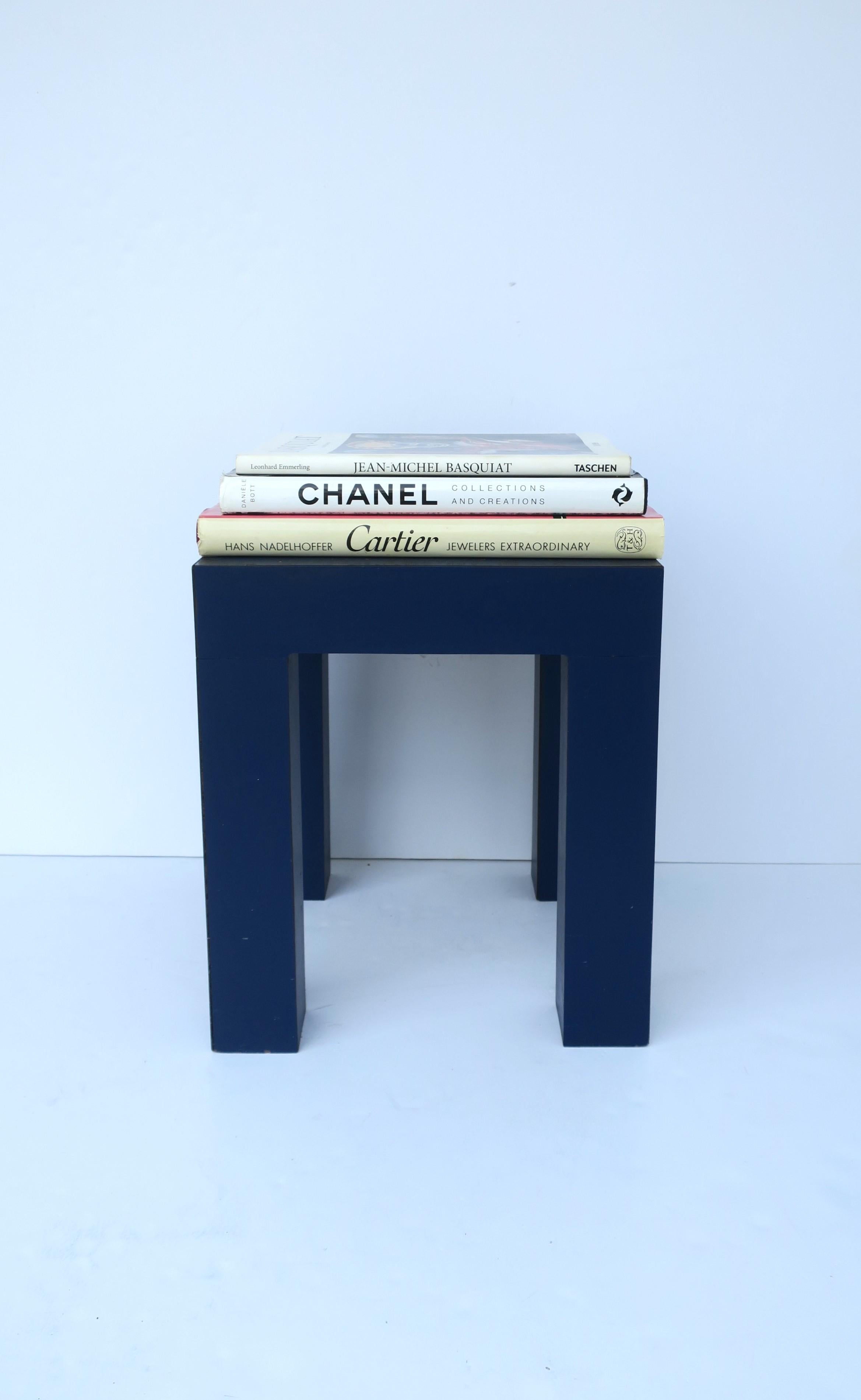 Table basse carrée bleue d'appoint postmoderne de style Memphis, petit modèle Bon état - En vente à New York, NY
