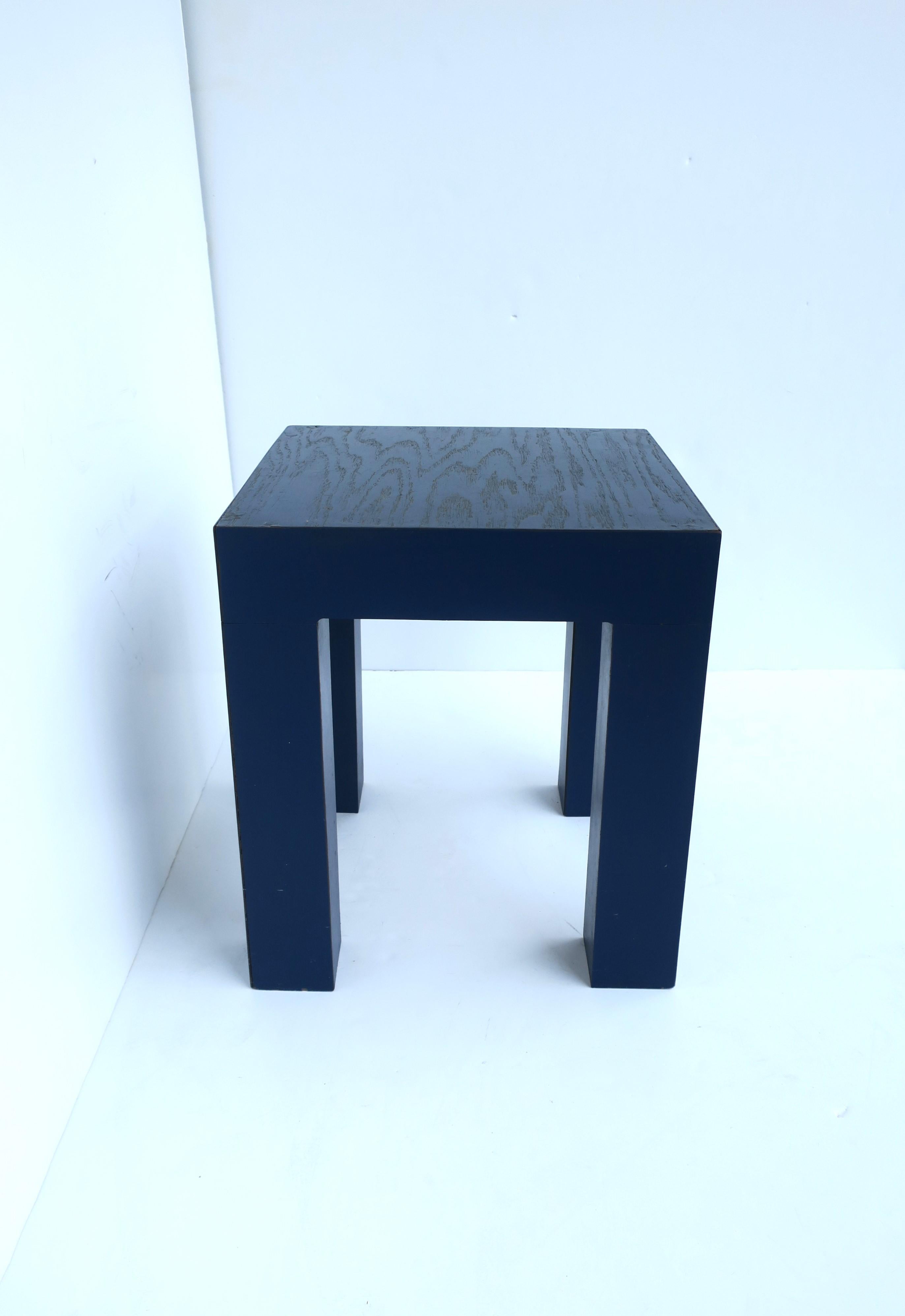 Postmodern Square Blue End Side Drink Table Memphis Style, Small In Good Condition For Sale In New York, NY