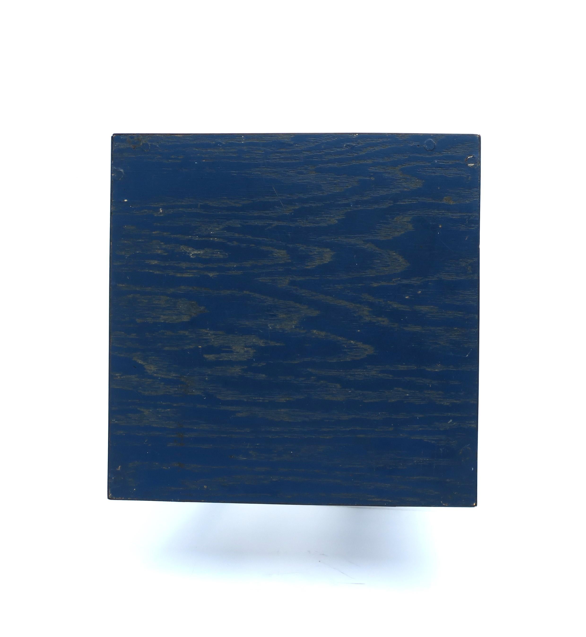 Table basse carrée bleue d'appoint postmoderne de style Memphis, petit modèle en vente 4