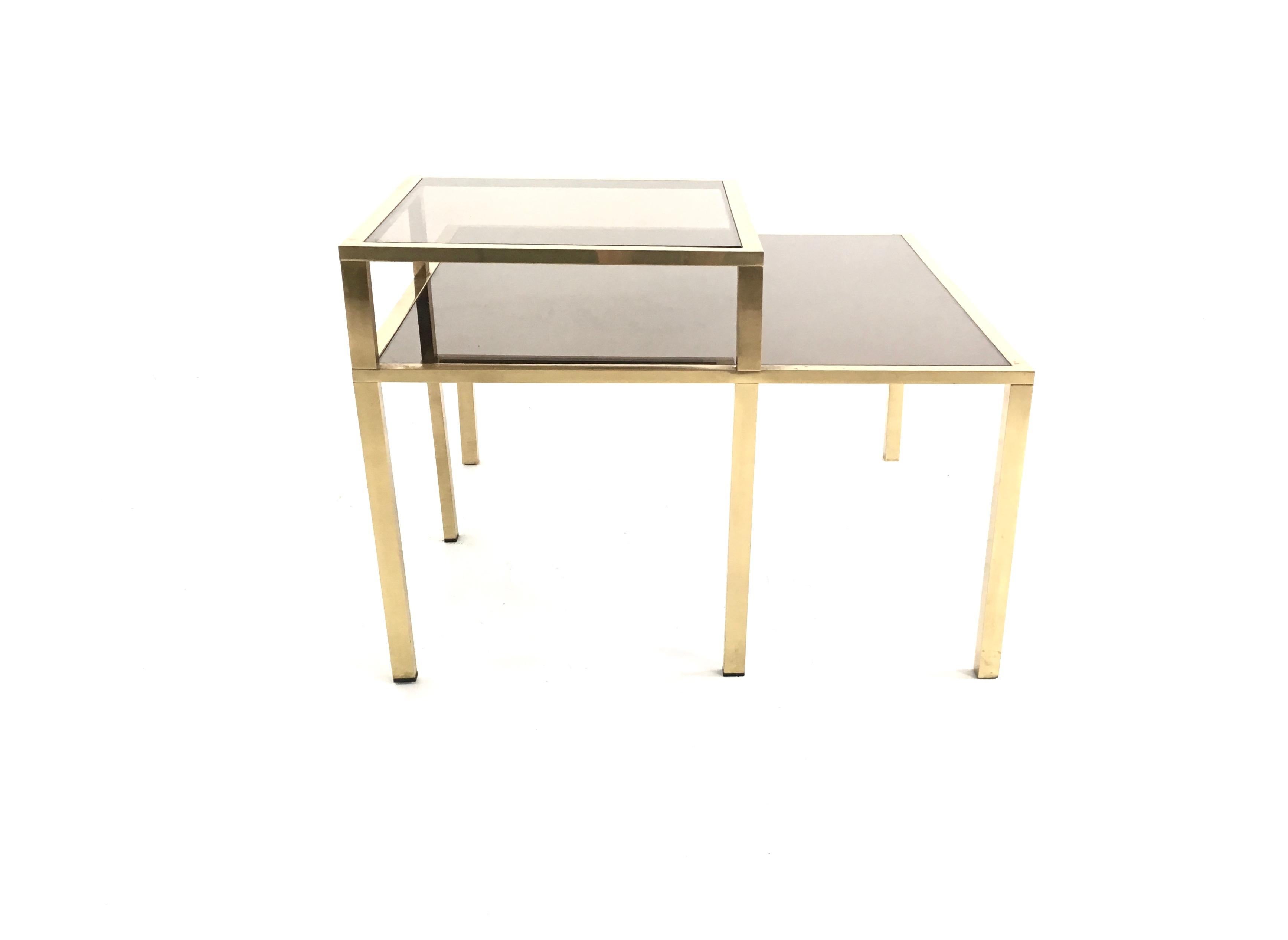 italien Table basse carrée en laiton postmoderne avec étagère en verre et plateau en miroir, Italie en vente