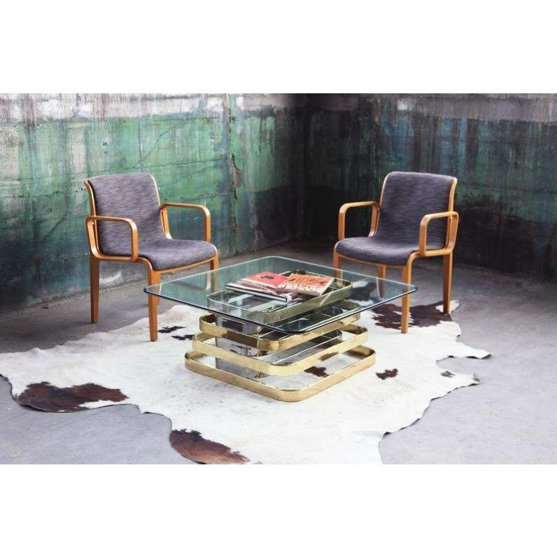 Table basse postmoderne empilée en chrome, laiton et verre biseauté Bon état - En vente à Basel, BS