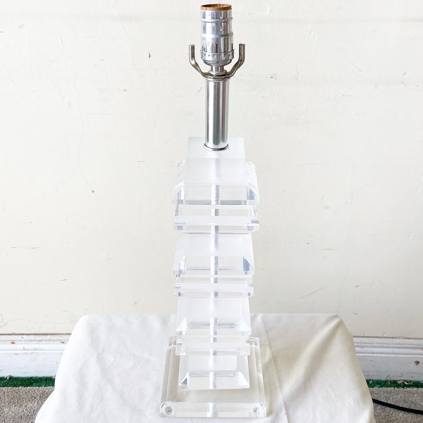 Postmodern Stacked Lucite Table Lamp In Good Condition For Sale In Delray Beach, FL