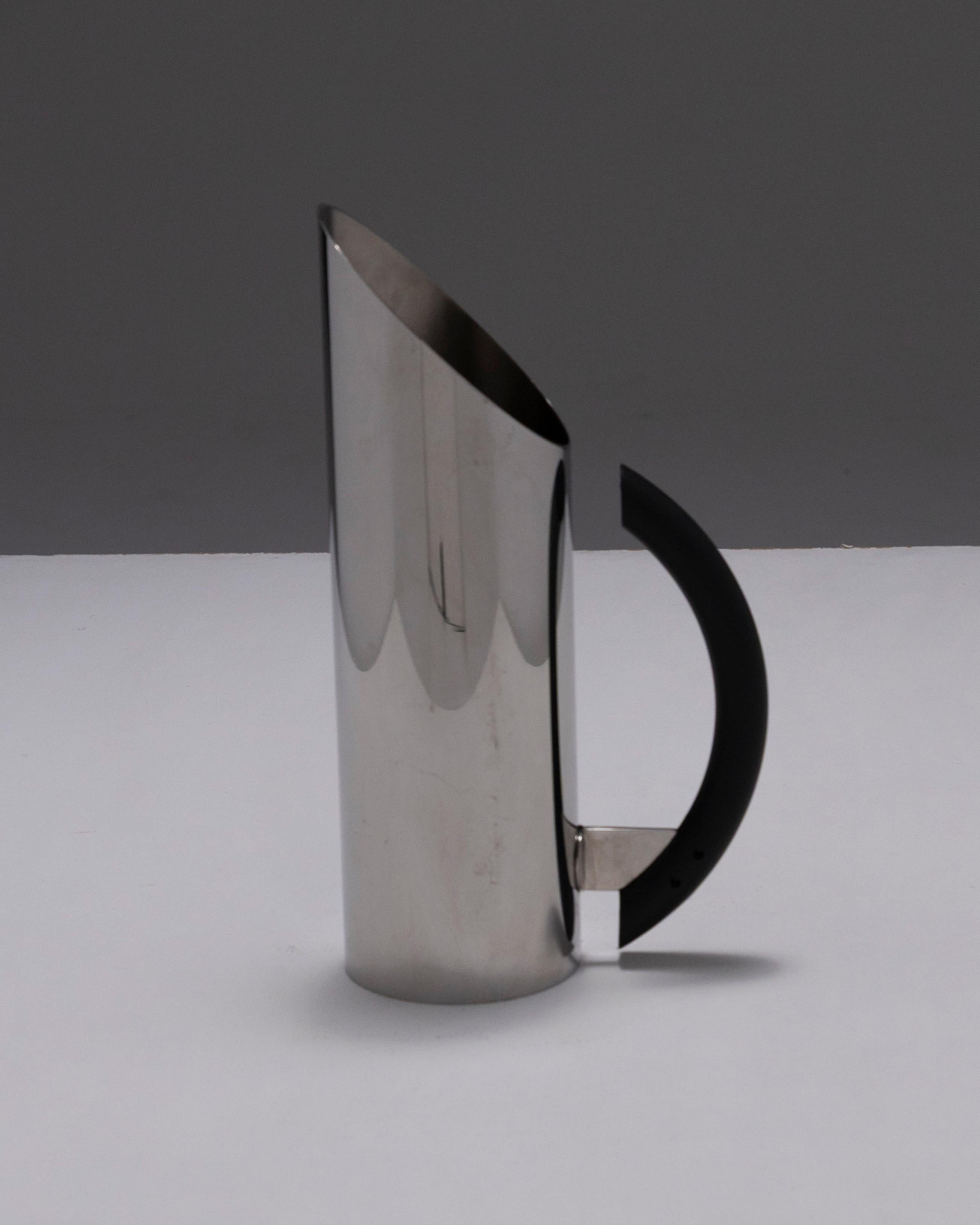 Brocca postmoderna in acciaio inossidabile 18/10 disegnata da Mario Botta per Alessi negli anni 2000. Timbro sulla base. In ottime condizioni.

LP5126