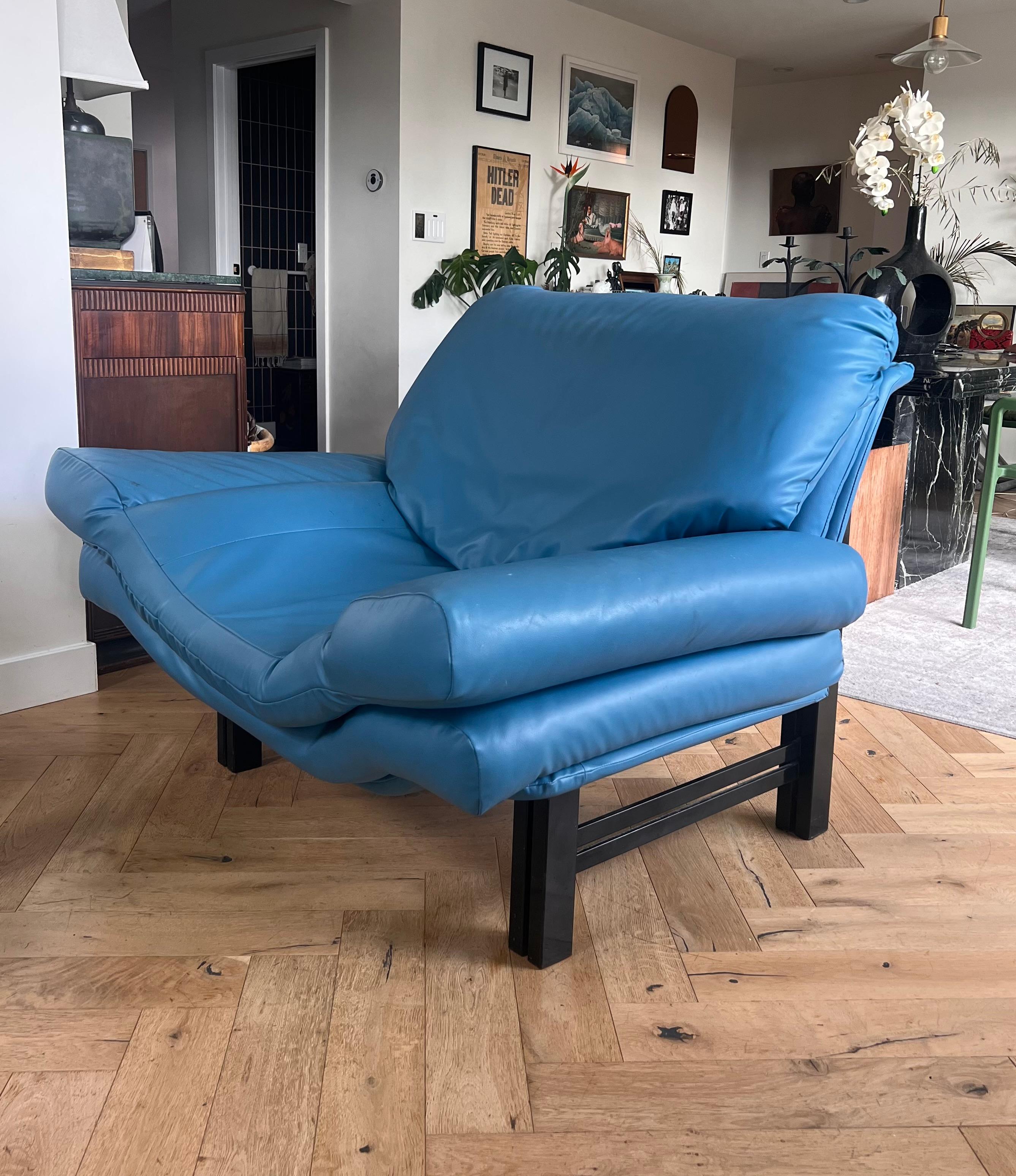 Postmodern statement club chair in cerulean blue, late 20th century  In Good Condition In View Park, CA