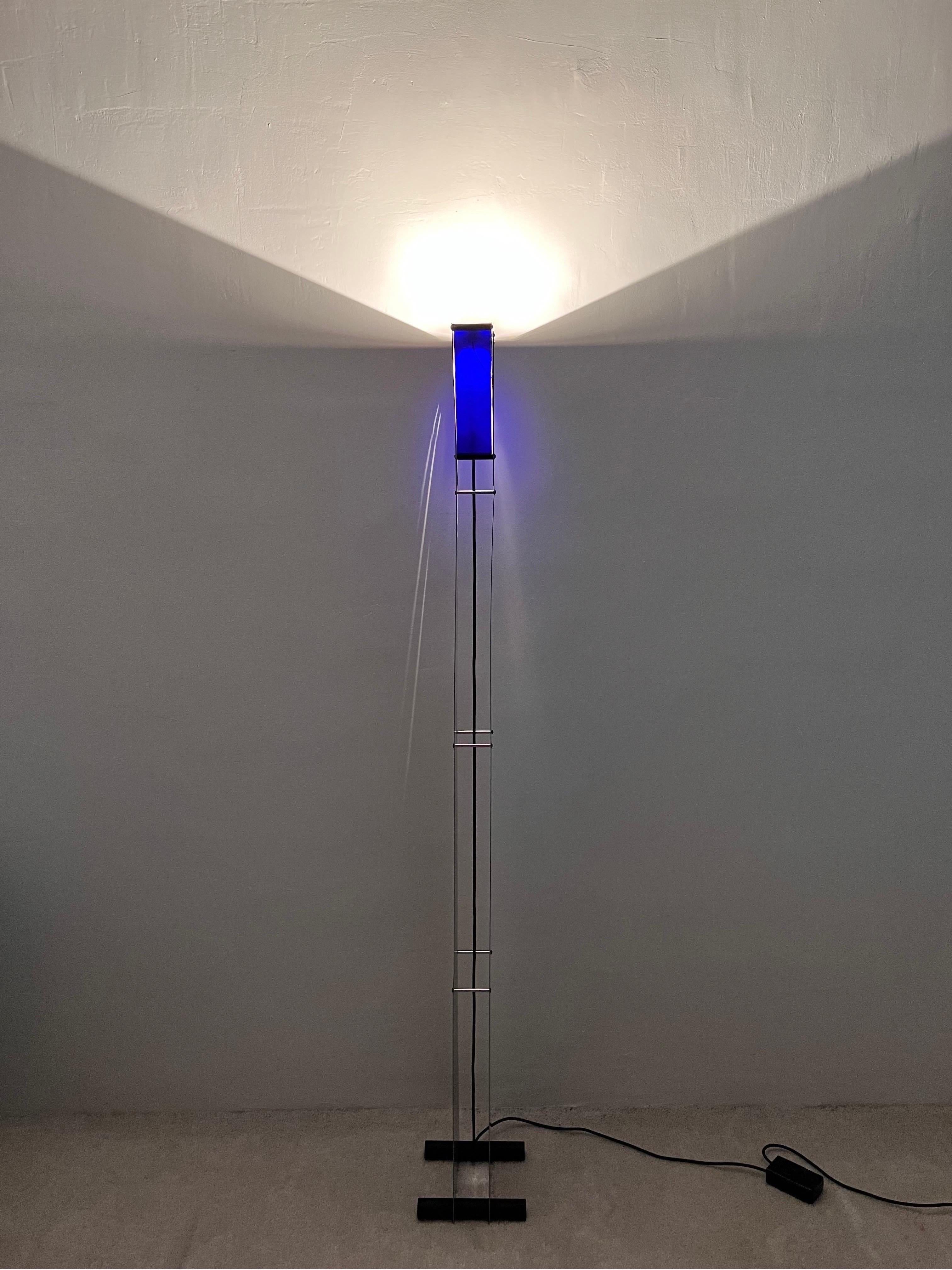 Lampadaire torchère postmoderne en acier et verre bleu, années 1980 en vente 1