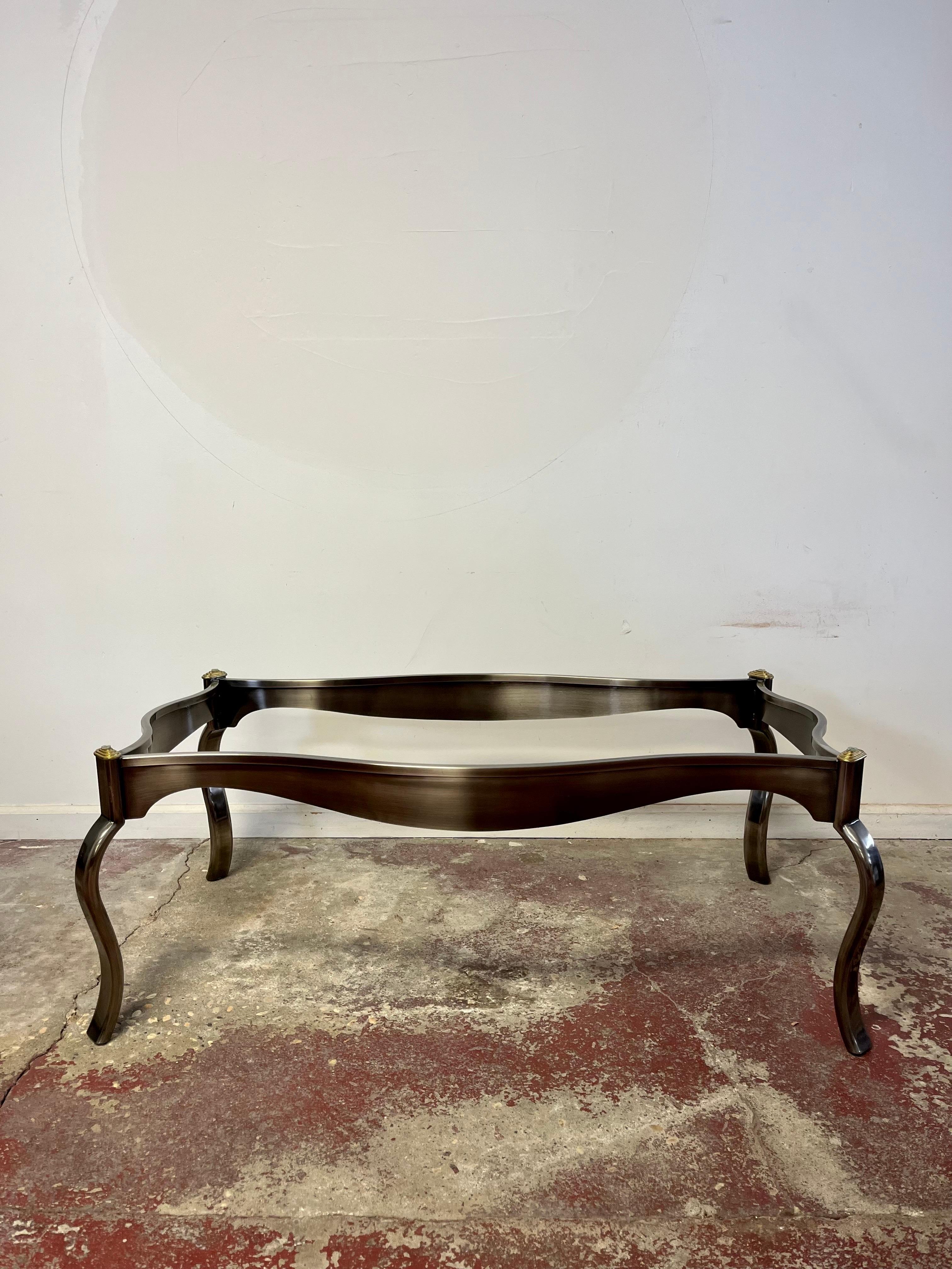 Laiton Table basse postmoderne en acier et laiton en vente