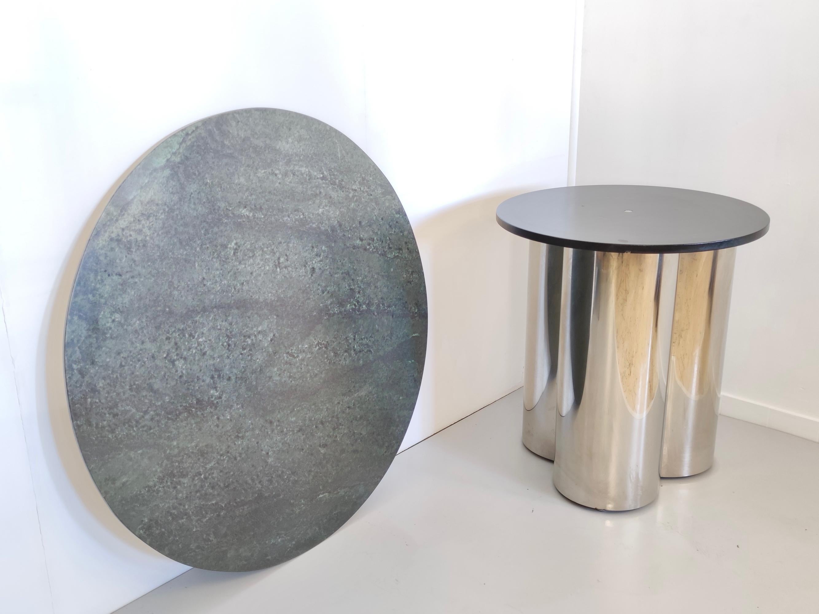 Postmoderner Esstisch aus Stahl mit runder grüner Marmorplatte, Italien im Zustand „Hervorragend“ im Angebot in Bresso, Lombardy