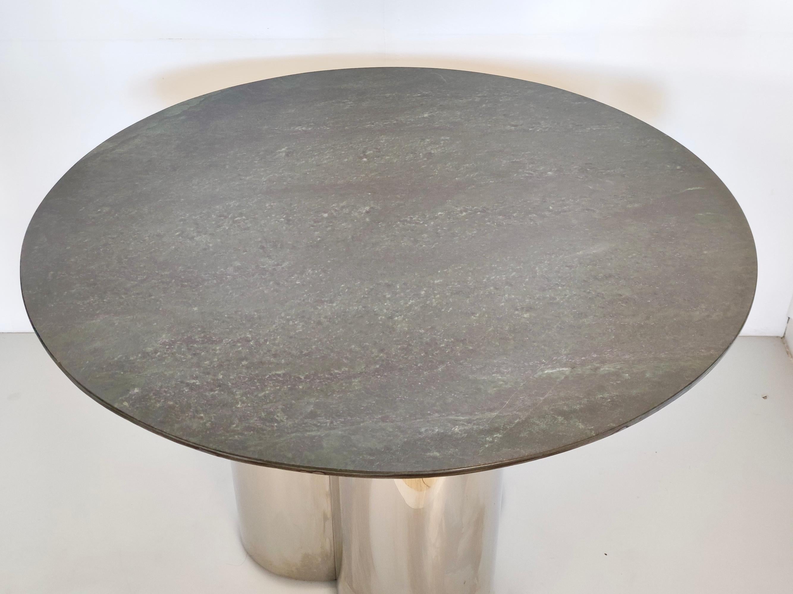 Acier Table de salle à manger postmoderne avec plateau rond en marbre vert, Italie en vente