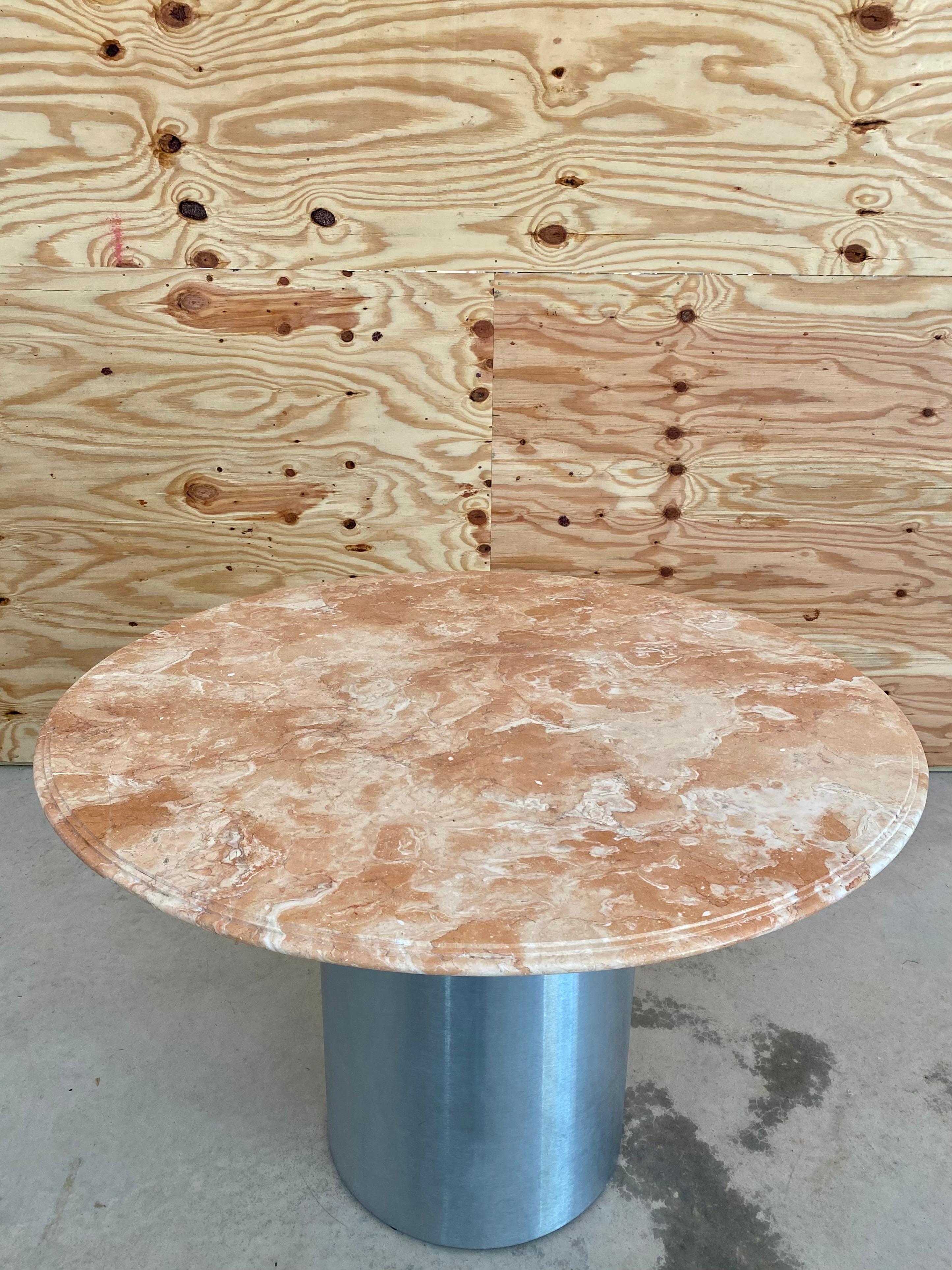 Table de salle à manger postmoderne à piédestal en acier et marbre en vente 4