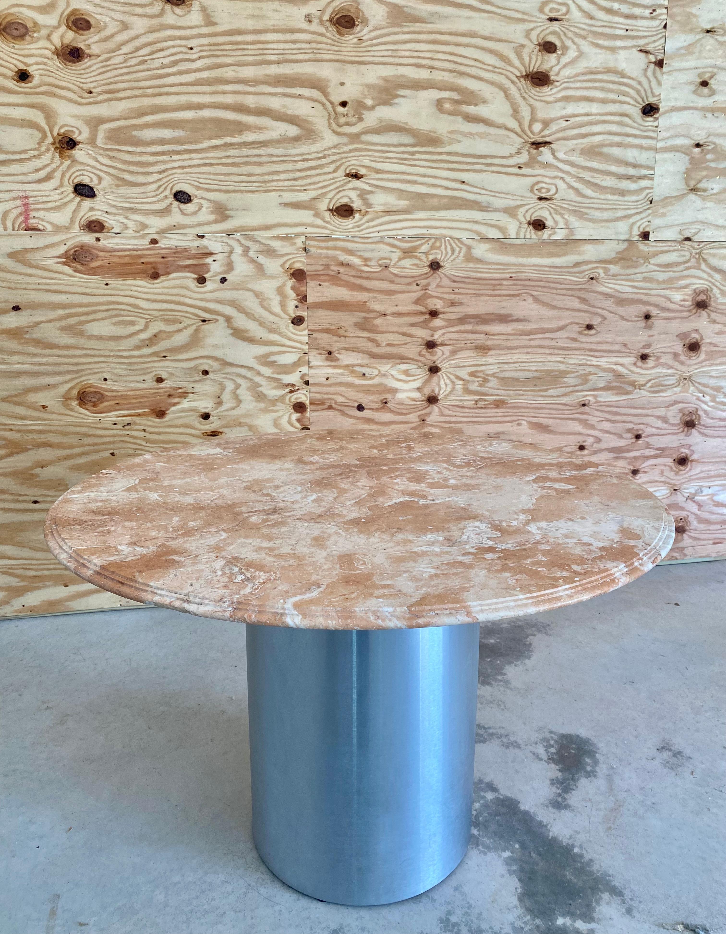 Sculpté Table de salle à manger postmoderne à piédestal en acier et marbre en vente