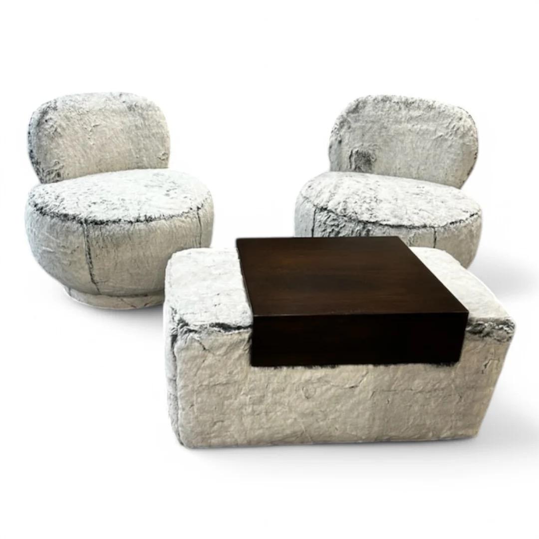 Chaises longues Pouf pivotantes et Ottoman/Table à cocktail postmoderne de style Steve Chase, nouvellement rembourrées en tissu de fourrure argenté ultra luxueux - Ensemble de 3 pièces 

L'ensemble Postmodern Steve Chase Contemporary Style Swivel
