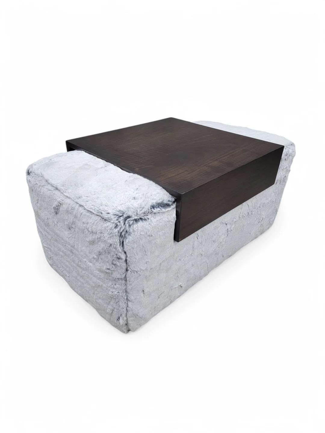 Inconnu Fauteuils pivotants et pouf postmodernes de style Steve Chase récemment tapissés en vente