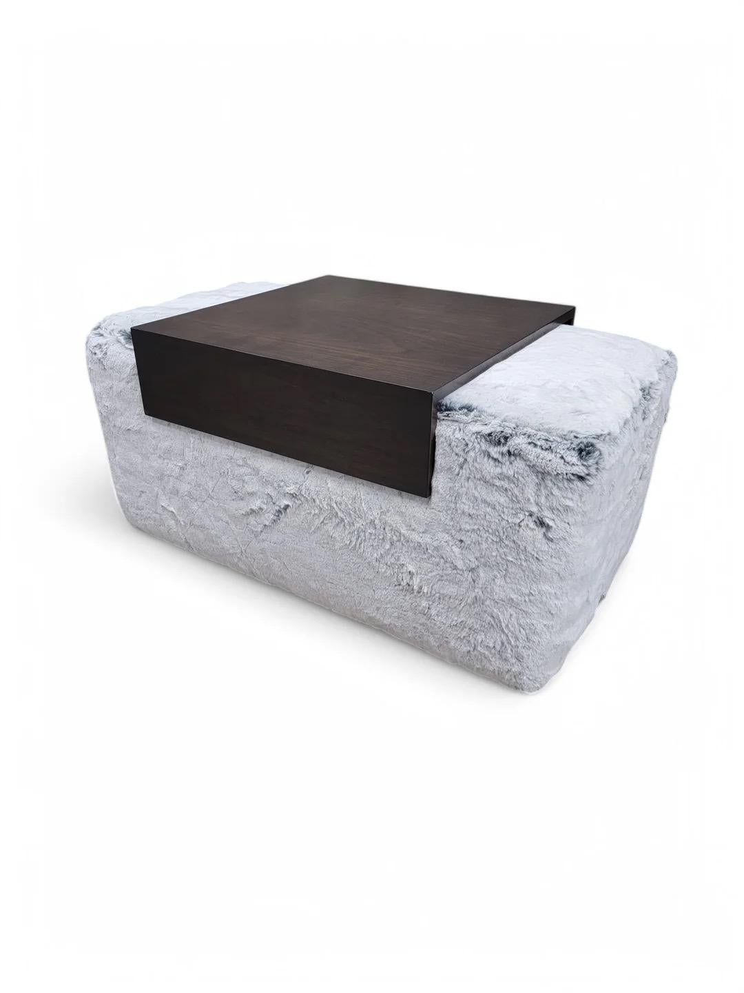 Fauteuils pivotants et pouf postmodernes de style Steve Chase récemment tapissés Bon état - En vente à Chicago, IL
