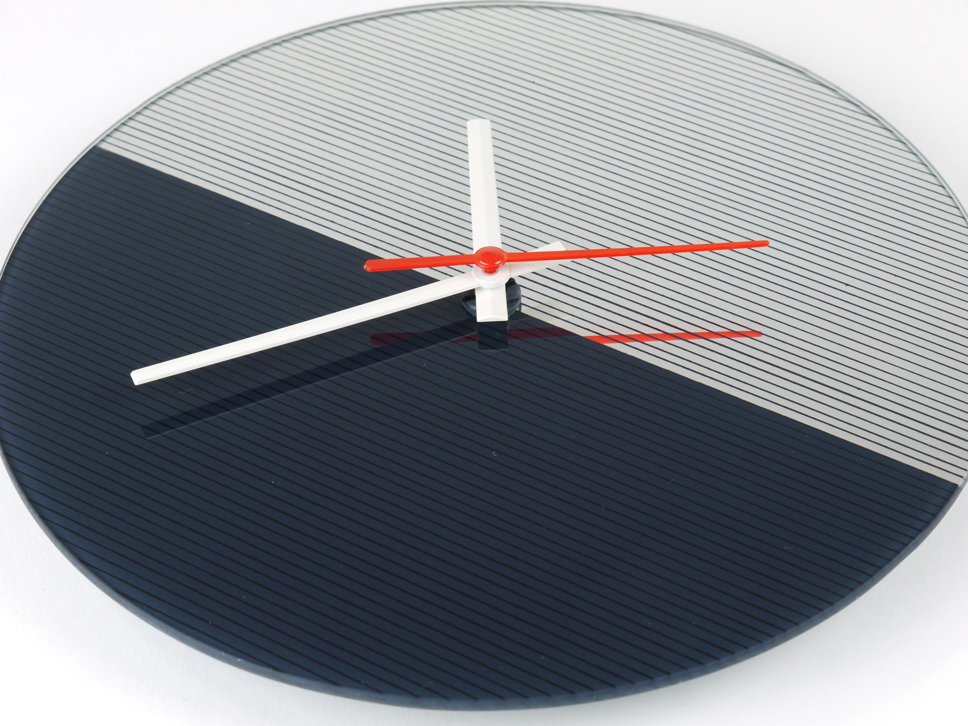 Postmodern Striped Mirror Glass Black & White Wall Clock, 1980s, England In Good Condition For Sale In Vienna, AT