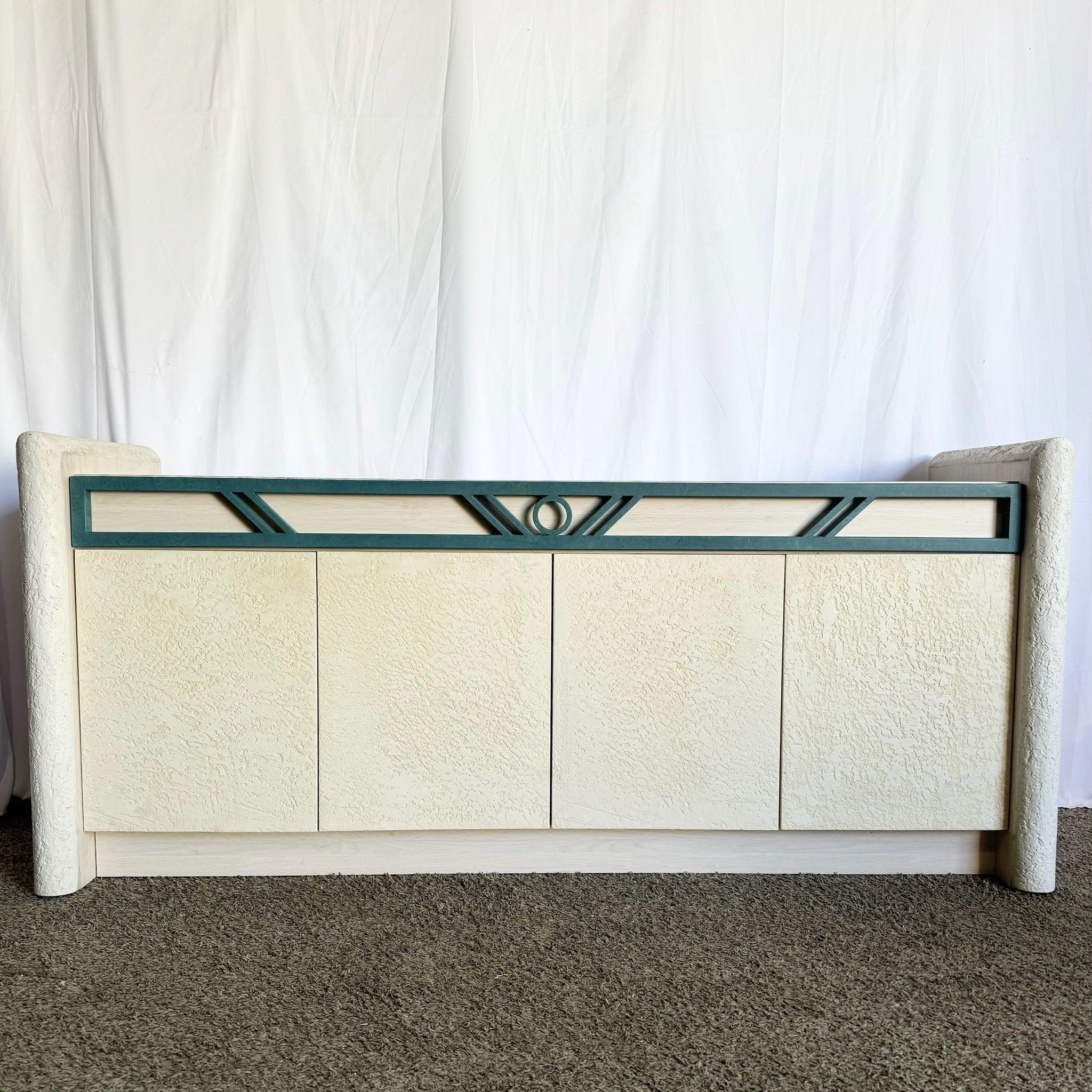 Crédence postmoderne en stratifié grain de bois stucco avec des finitions texturées et de nombreux rangements, parfaite pour les intérieurs contemporains.
 
 Quelques usures sur les bords et décolorations comme on peut le voir sur les photos.