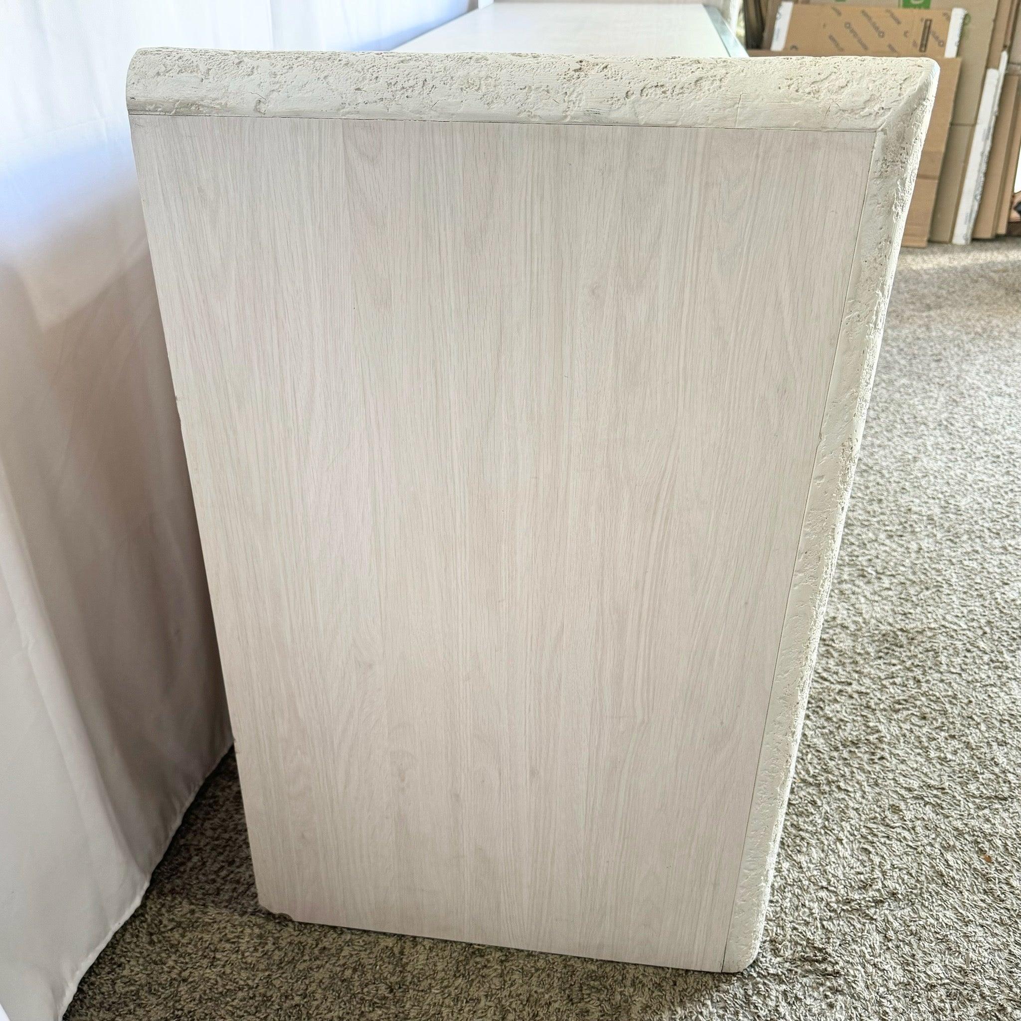 Fin du 20e siècle Crédence postmoderne en stratifié Stucco Wood Grain en vente