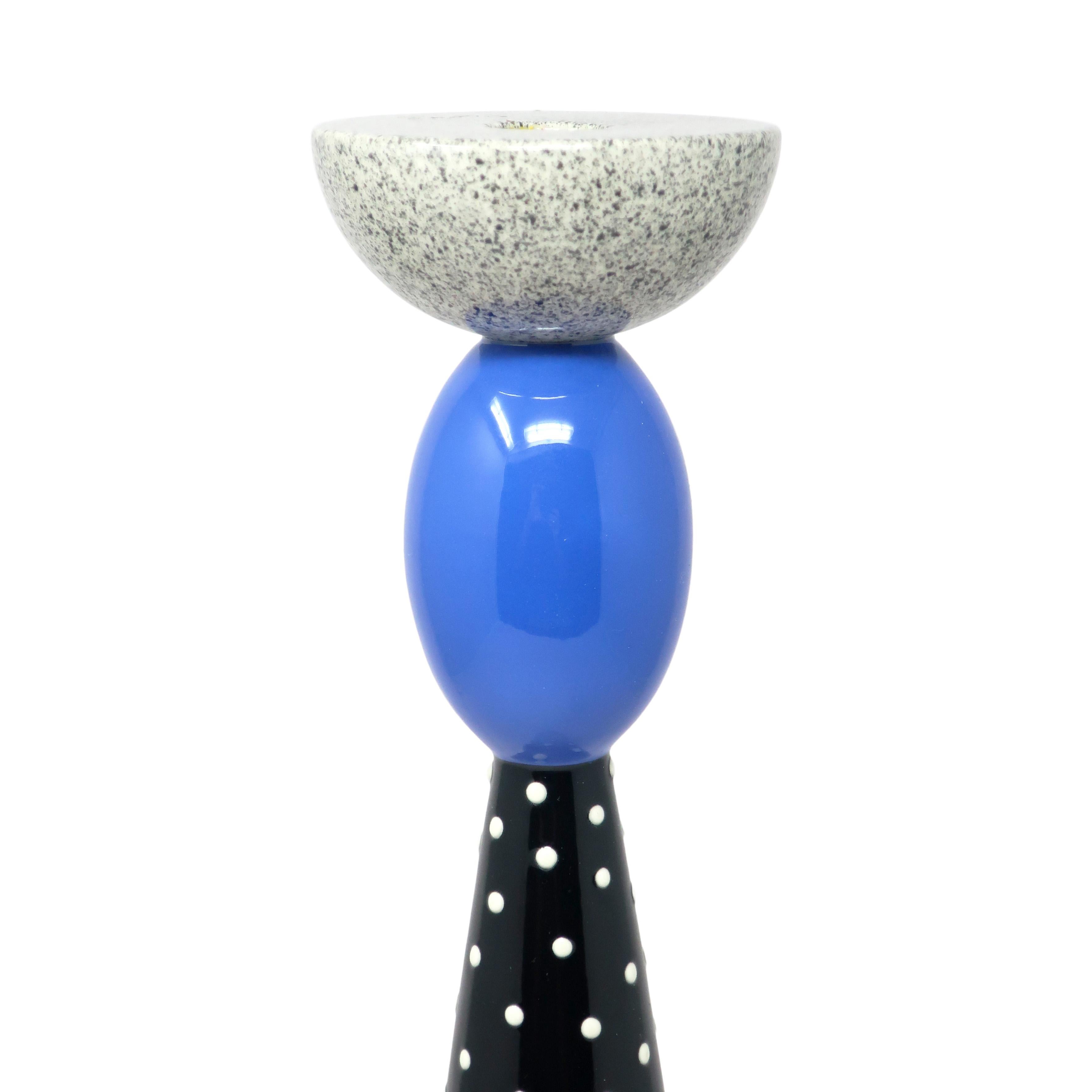 Uno splendido e unico candeliere in studio Pottery di Michael Duvall (1950-2004) degli anni '80. Questo pezzo presenta una forma scultorea di grande effetto, con colori, motivi e texture vibranti, con pois bianchi e neri, maculature e blu venduto.