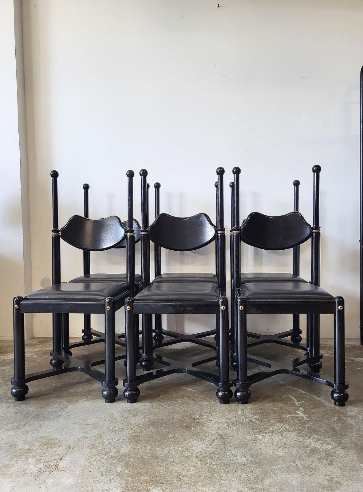 Intéressante et originale pièce de forme design provenant de Hongrie, années 1980. Cadre laqué à la main avec détails en laiton. Siège recouvert de cuir
Dans l'ensemble, cette chaise rare a beaucoup de caractère.