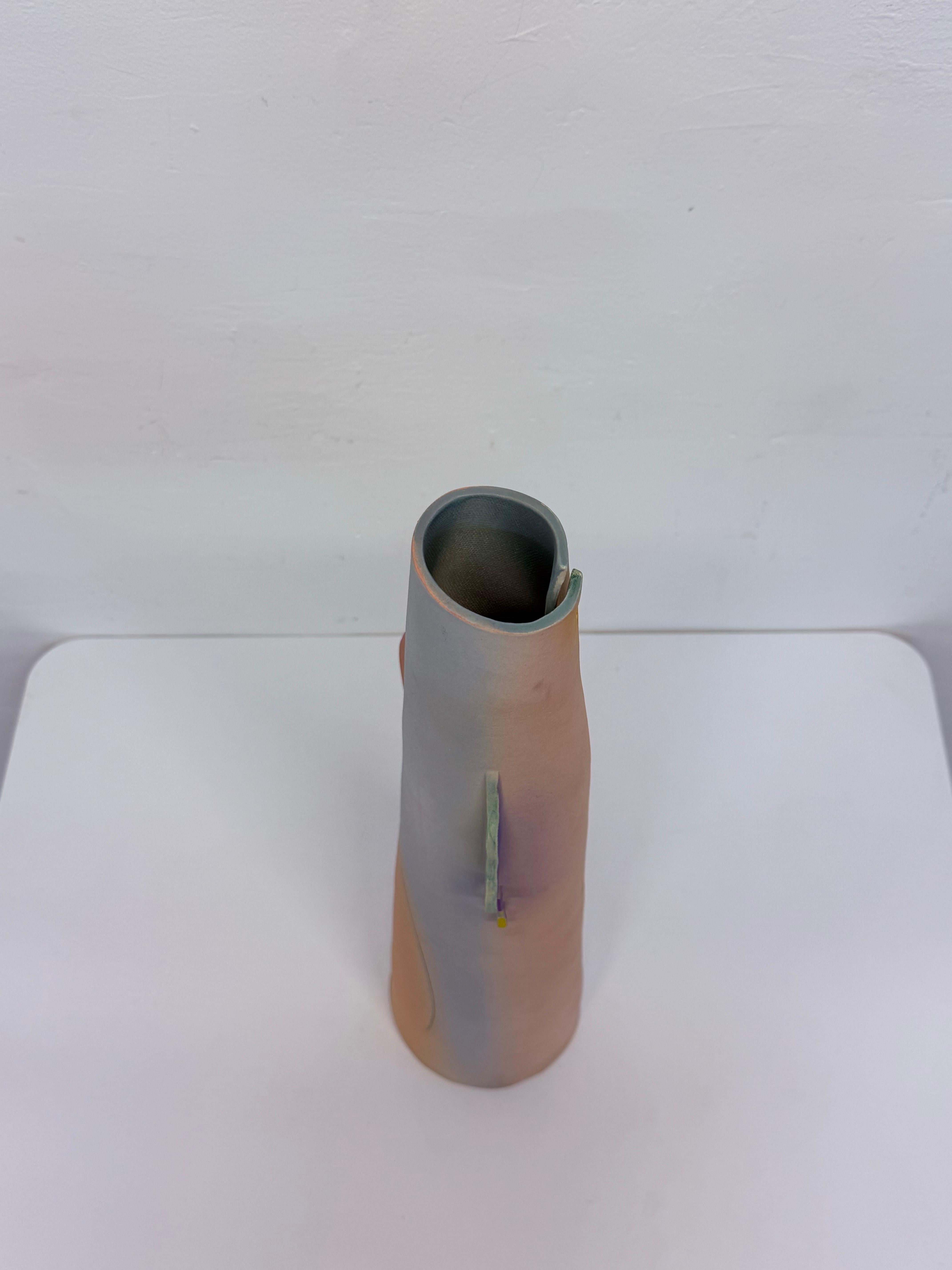 Vase postmoderne en céramique fait à la main par un Studio Craft, signé par l'artiste en 1987 en vente 3