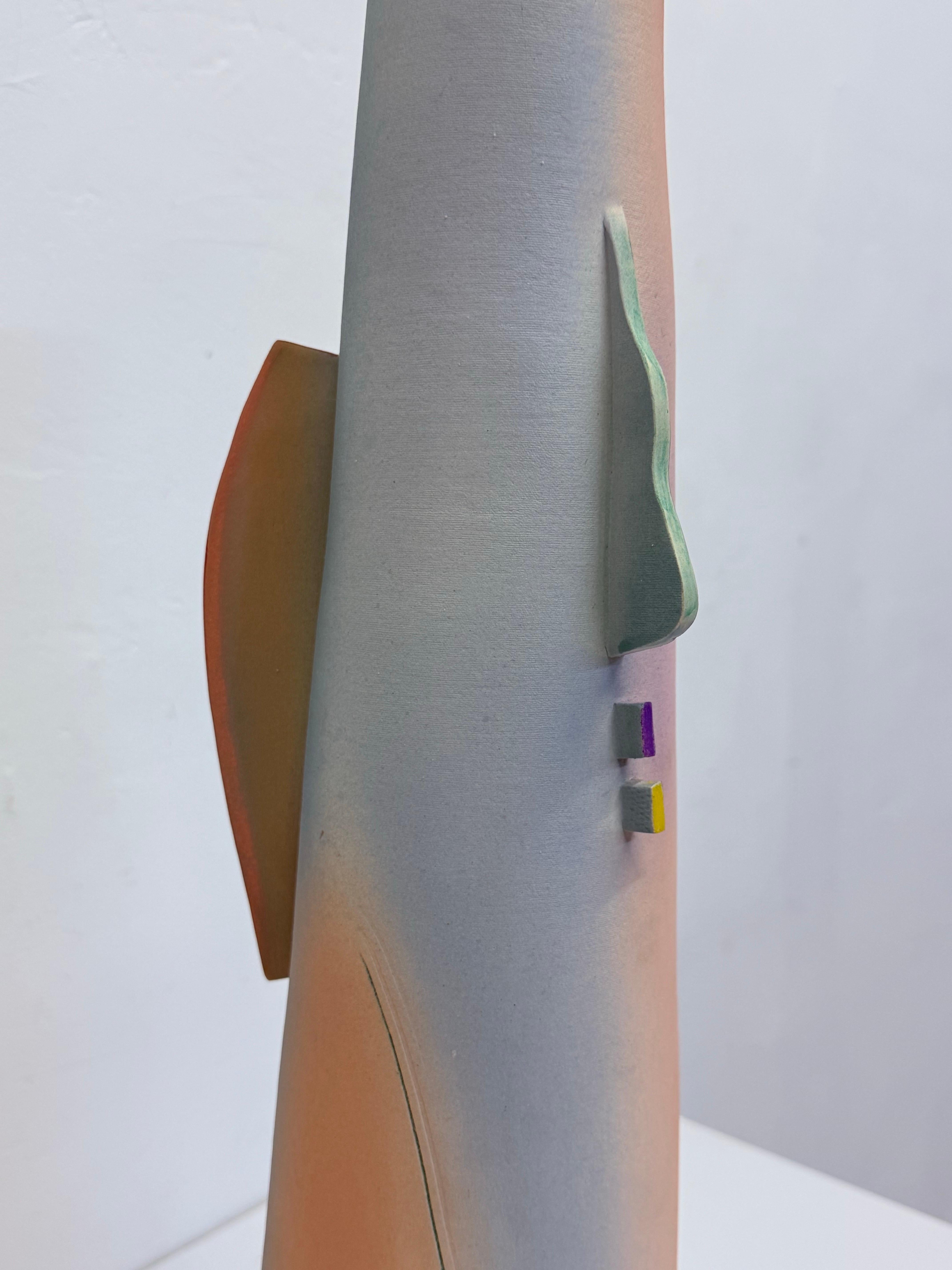 Vase postmoderne en céramique fait à la main par un Studio Craft, signé par l'artiste en 1987 en vente 4
