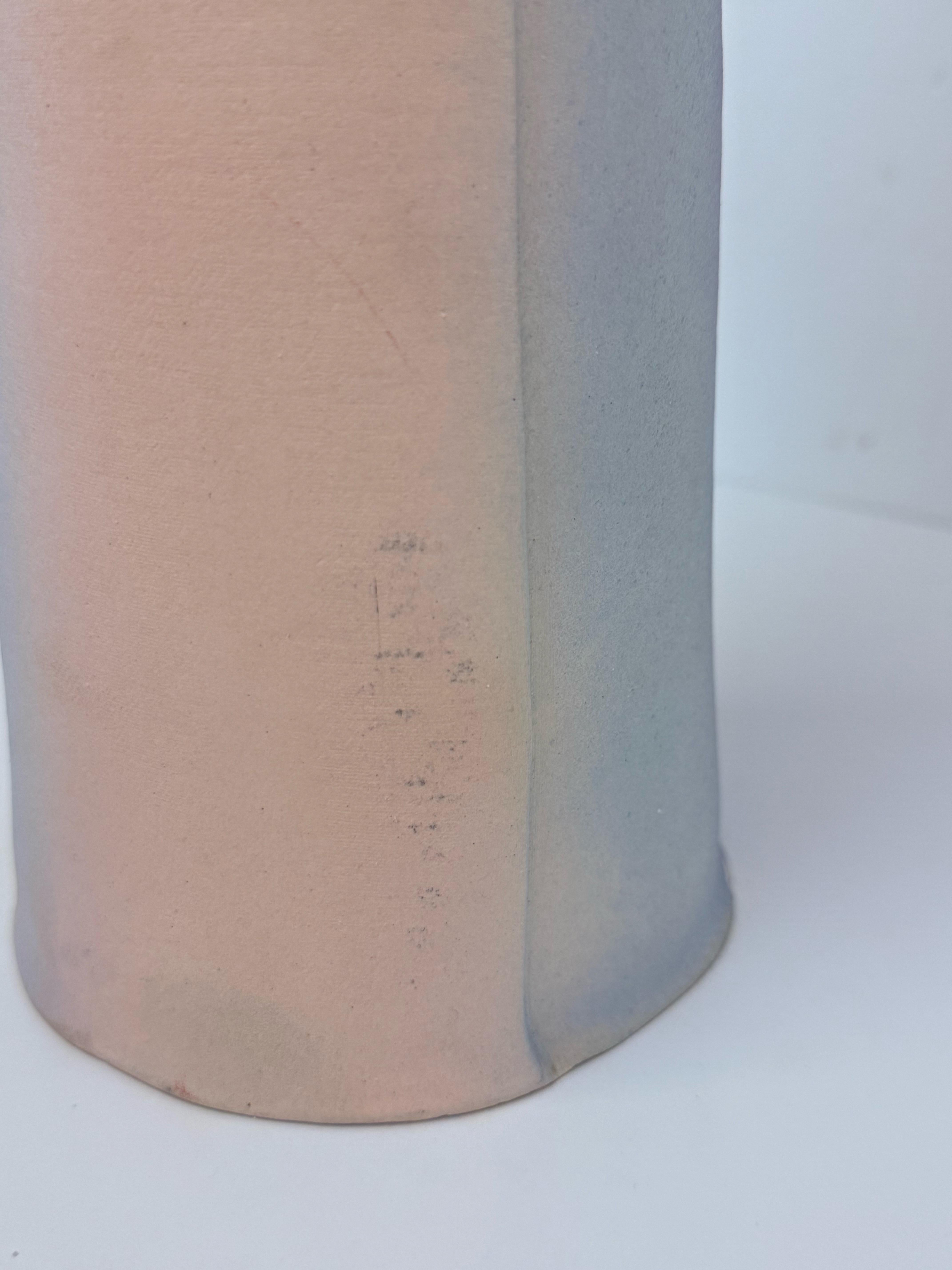 Vase postmoderne en céramique fait à la main par un Studio Craft, signé par l'artiste en 1987 en vente 6