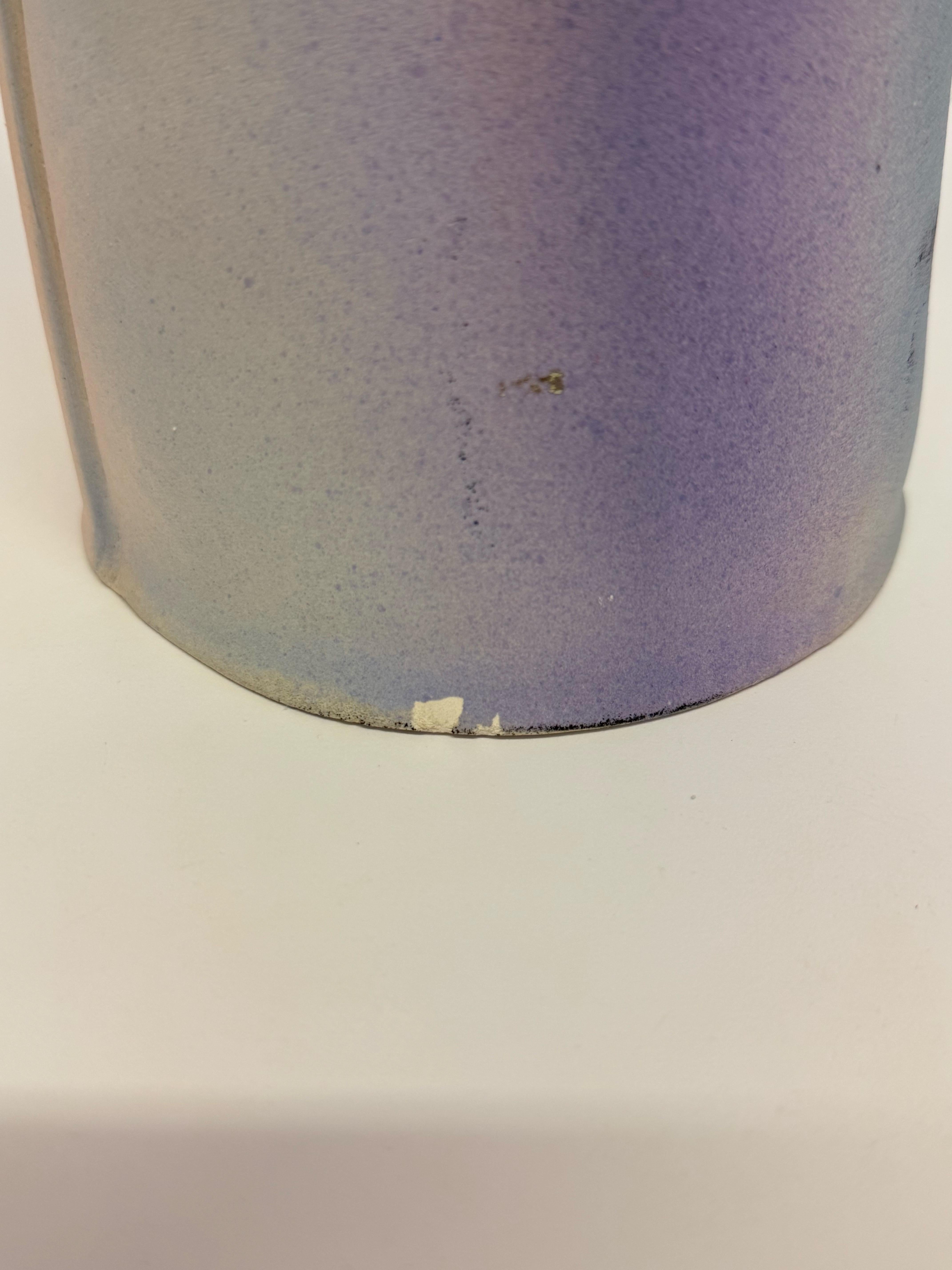 Vase postmoderne en céramique fait à la main par un Studio Craft, signé par l'artiste en 1987 en vente 7