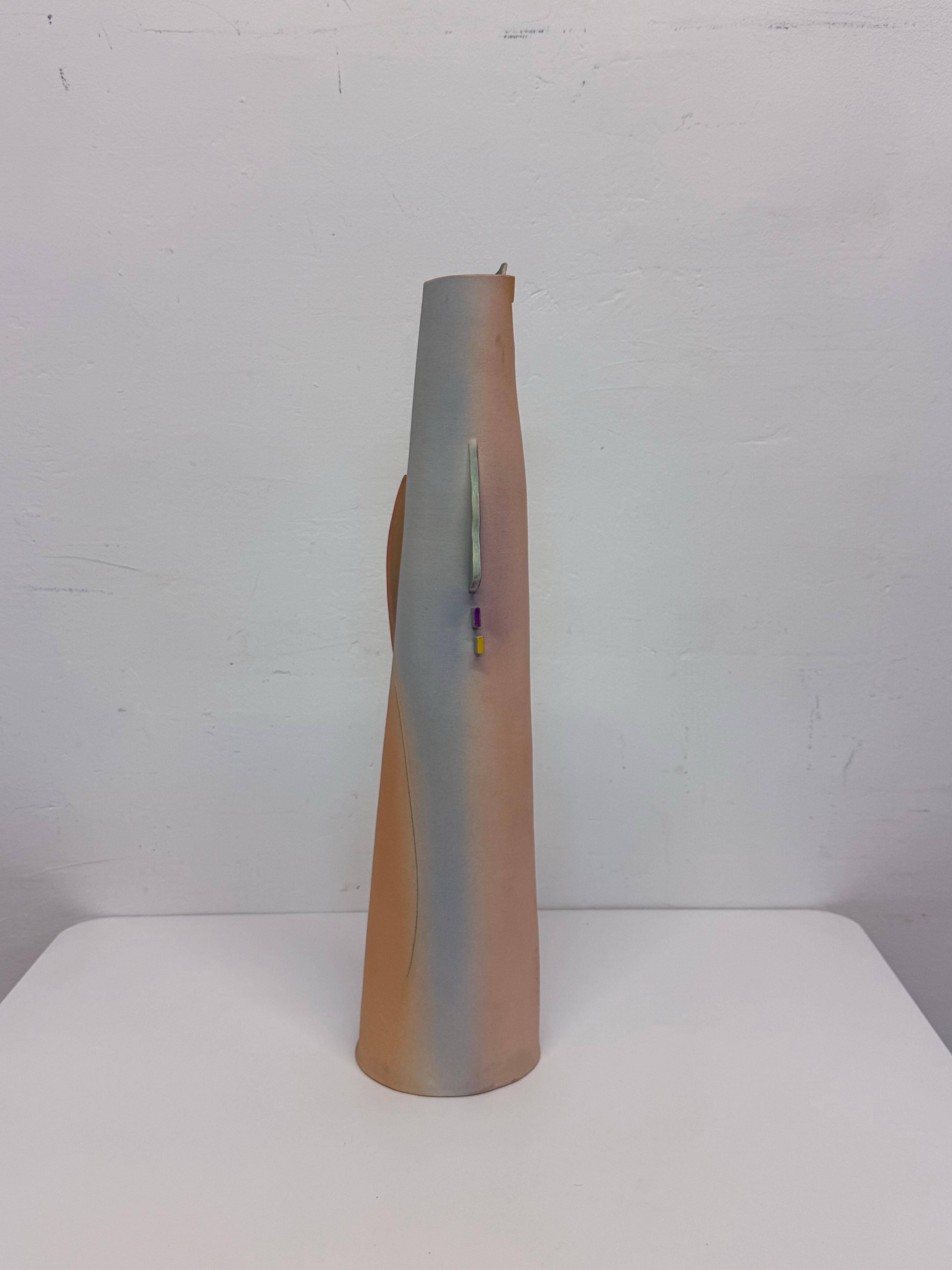 Vase en céramique postmoderne fabriqué à la main en studio et signé par un artiste inconnu, 1987.