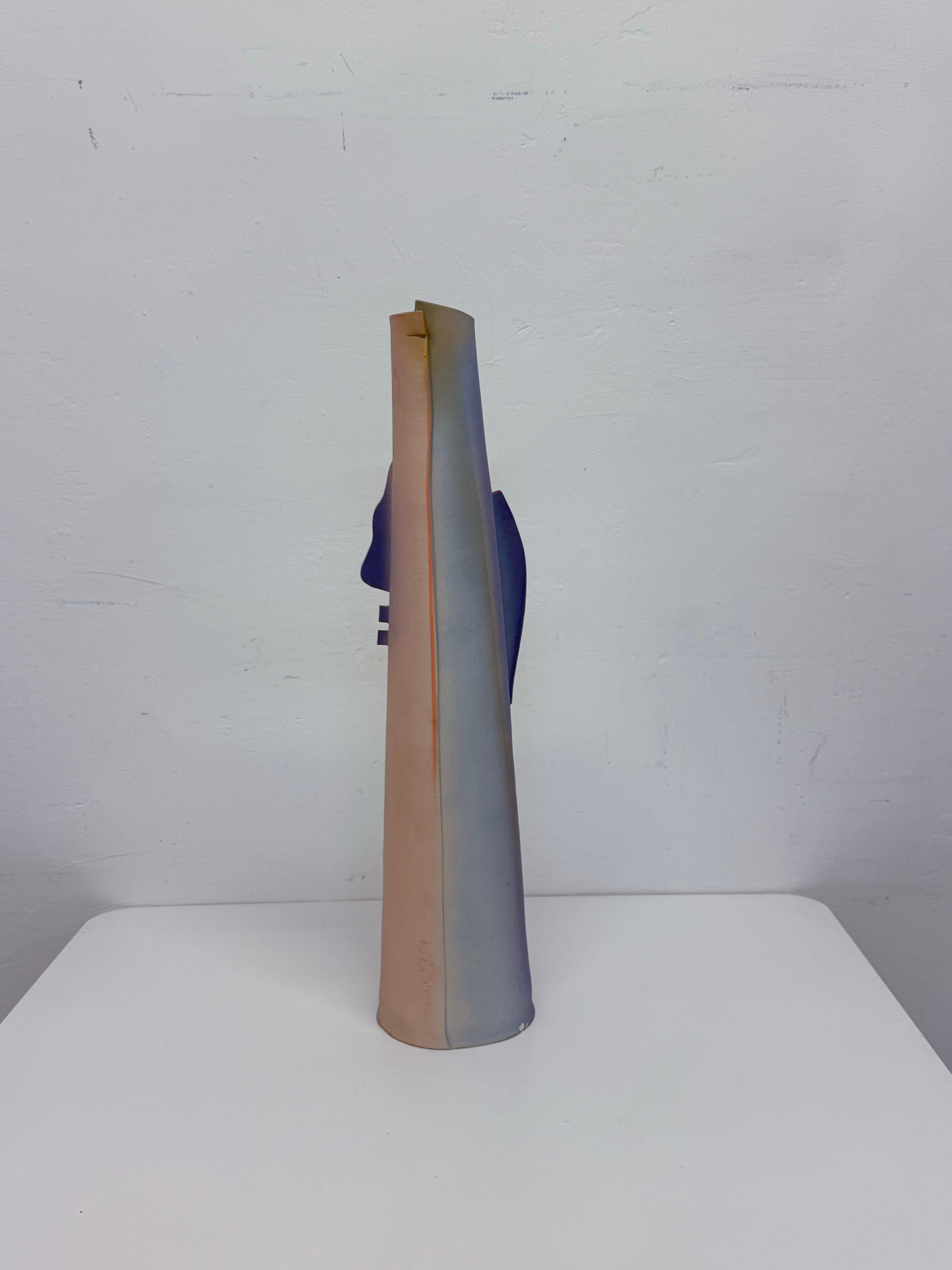 Postmoderne Vase postmoderne en céramique fait à la main par un Studio Craft, signé par l'artiste en 1987 en vente