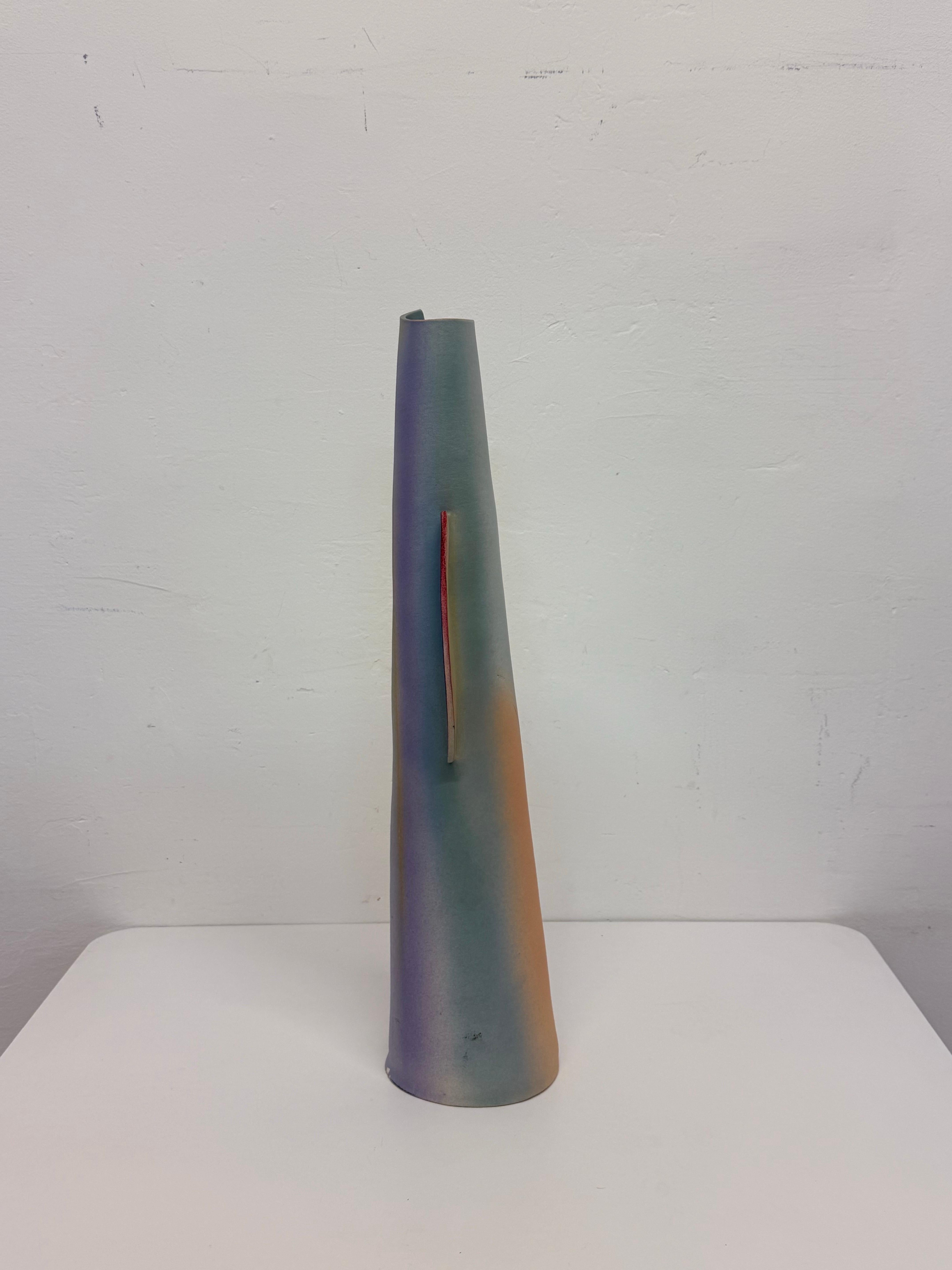 Américain Vase postmoderne en céramique fait à la main par un Studio Craft, signé par l'artiste en 1987 en vente