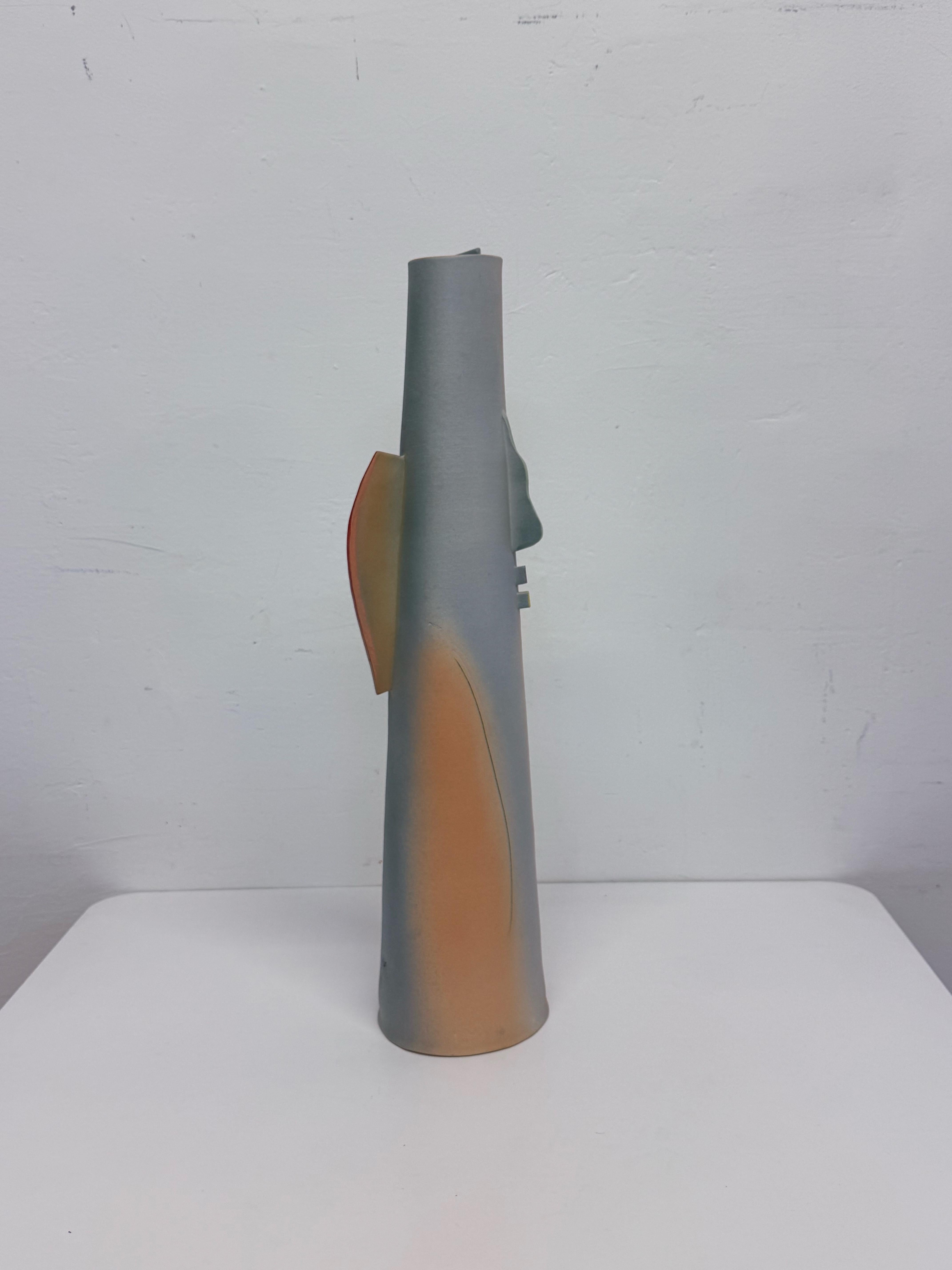 Vase postmoderne en céramique fait à la main par un Studio Craft, signé par l'artiste en 1987 Bon état - En vente à Miami, FL