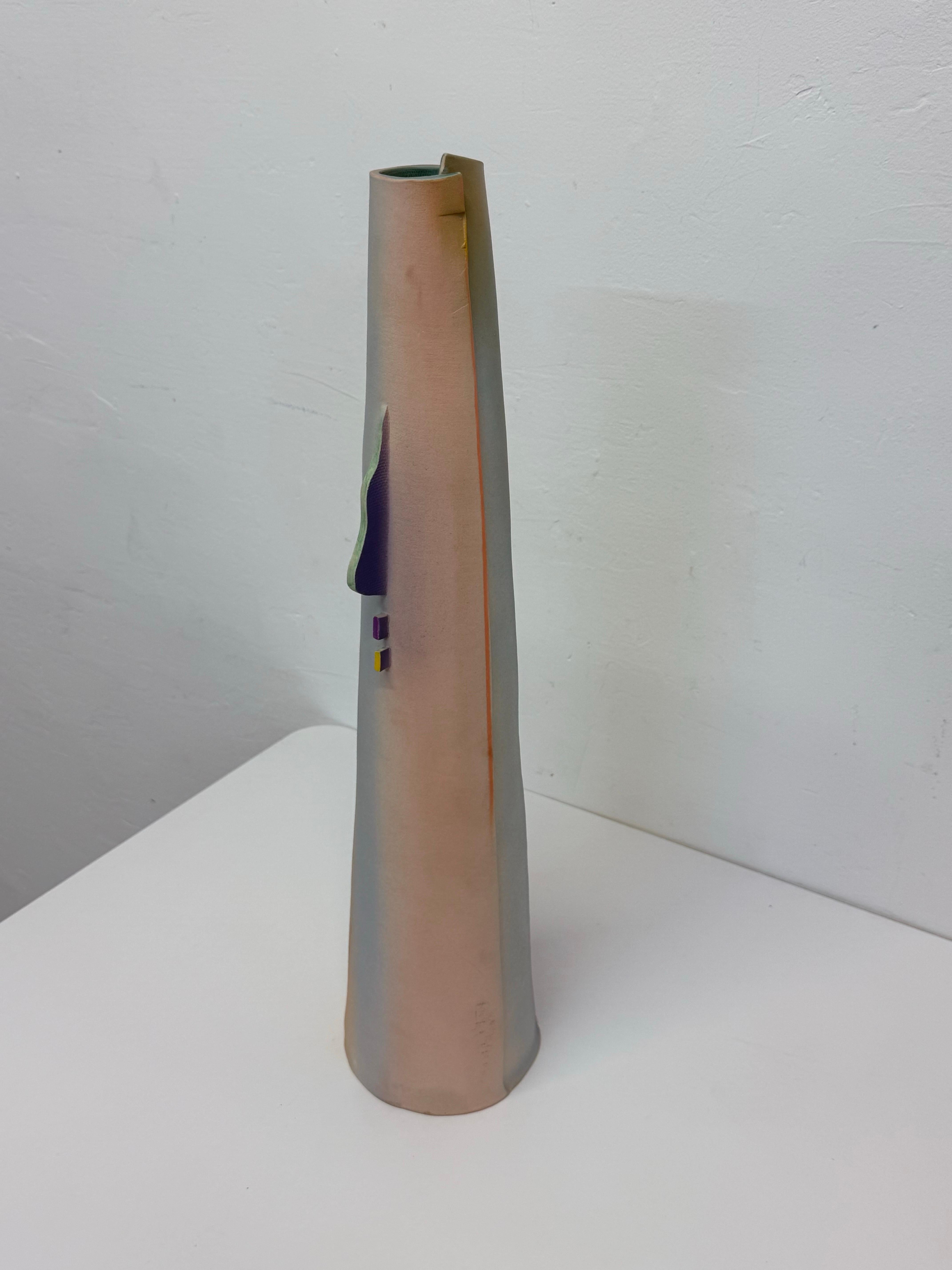 20ième siècle Vase postmoderne en céramique fait à la main par un Studio Craft, signé par l'artiste en 1987 en vente