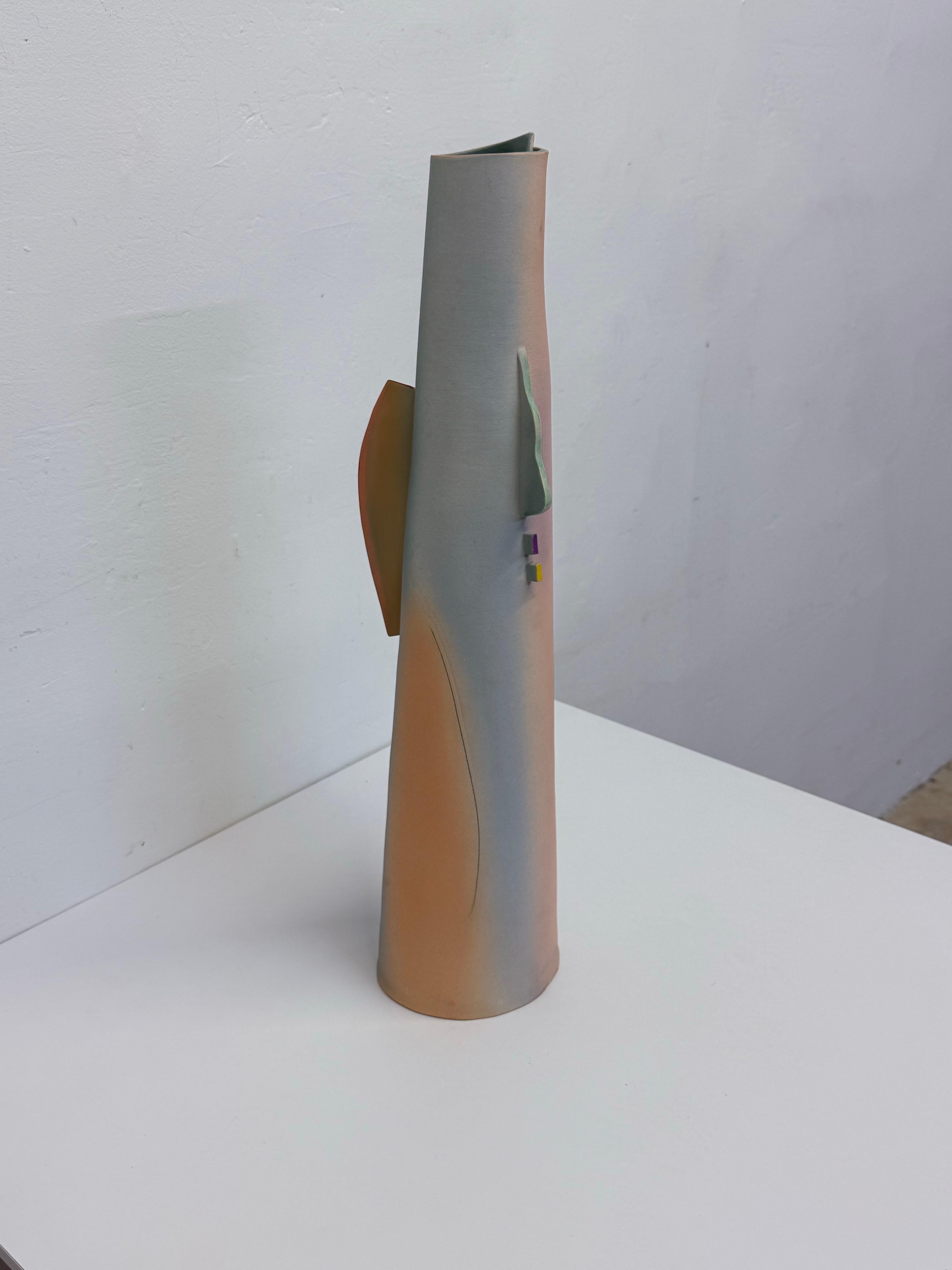 Céramique Vase postmoderne en céramique fait à la main par un Studio Craft, signé par l'artiste en 1987 en vente