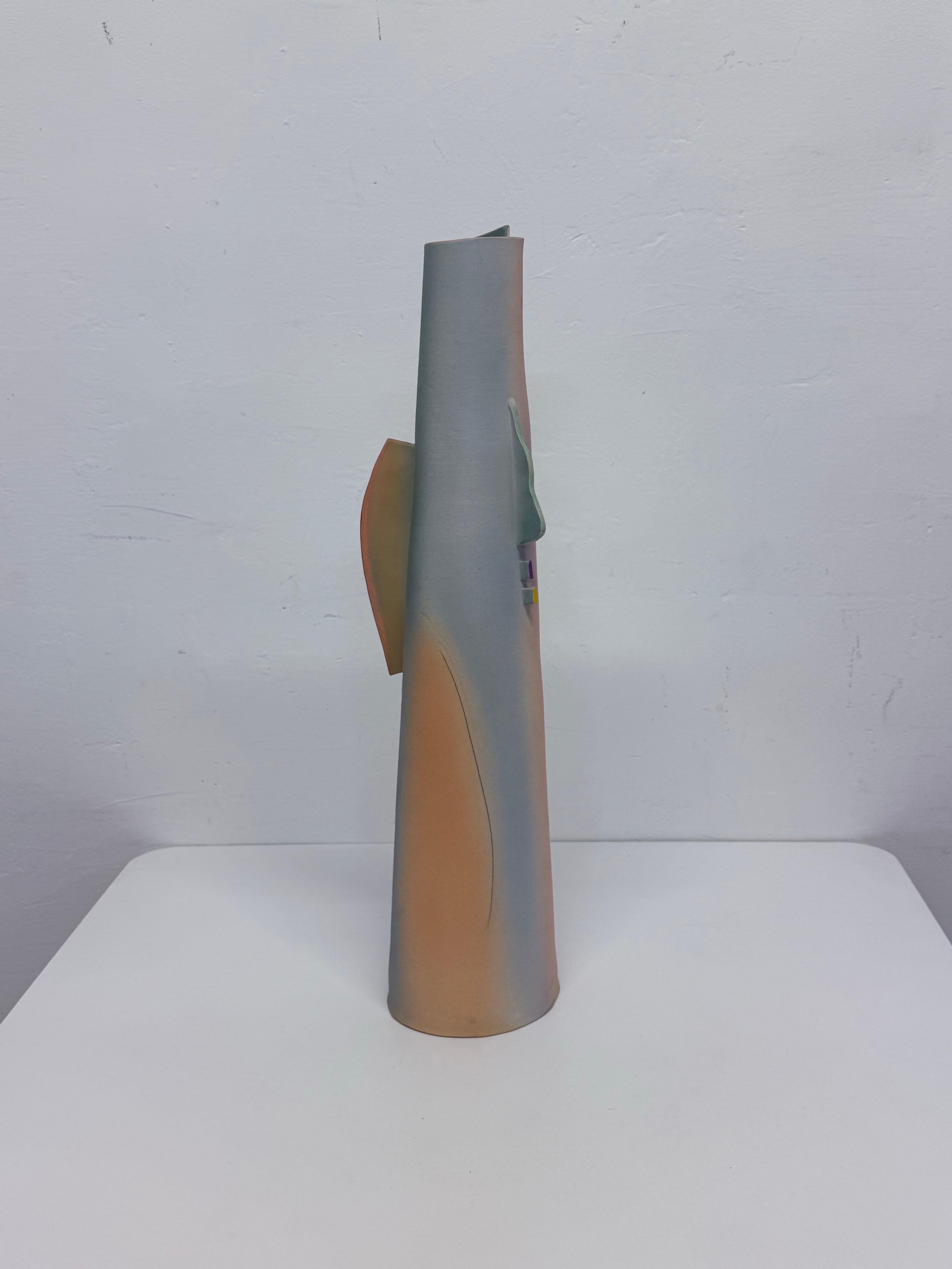 Vase postmoderne en céramique fait à la main par un Studio Craft, signé par l'artiste en 1987 en vente 1