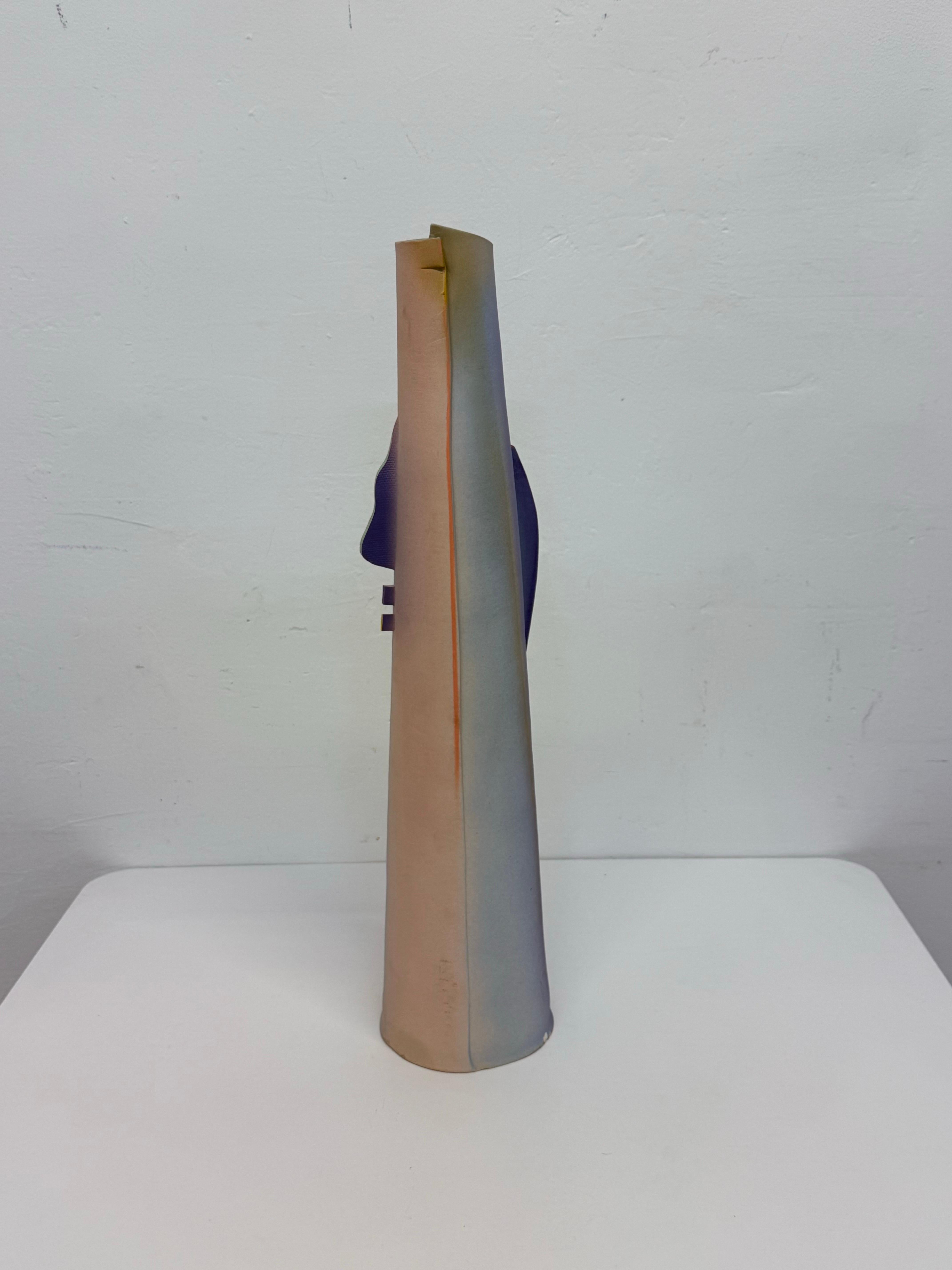 Vase postmoderne en céramique fait à la main par un Studio Craft, signé par l'artiste en 1987 en vente 2