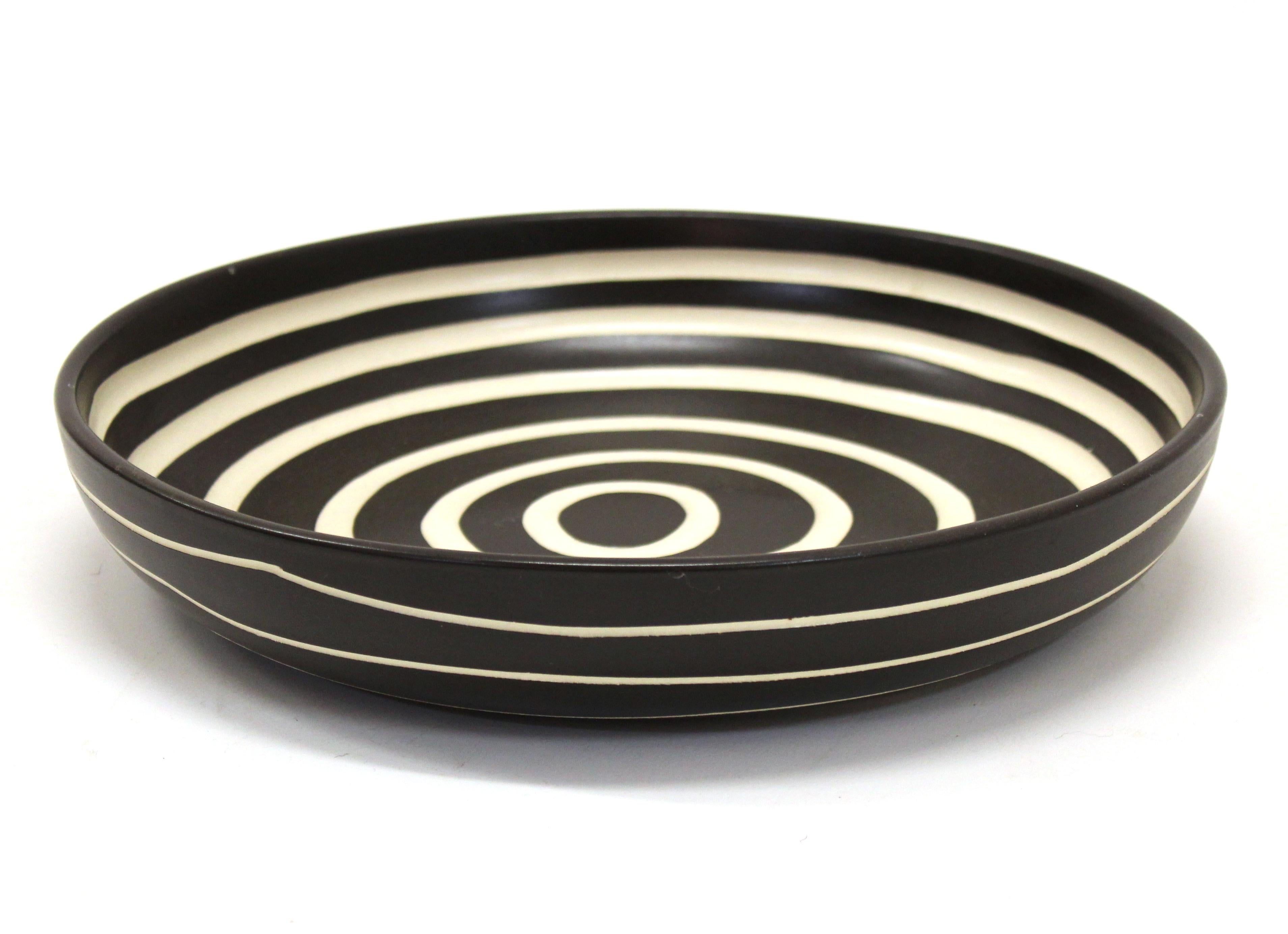 Postmodern Studio Pottery Charger Plate In Good Condition In New York, NY