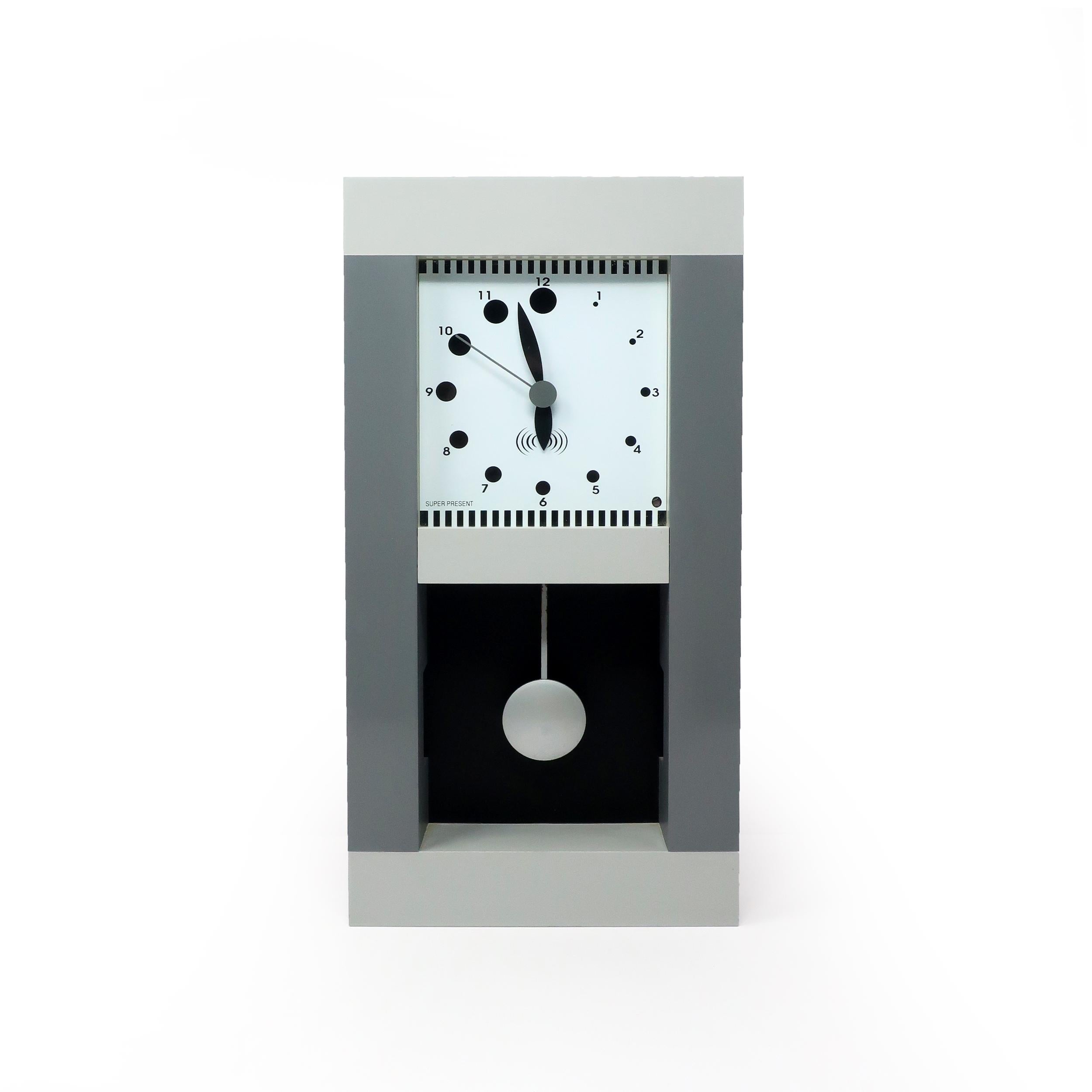 Une superbe horloge murale à pendule des années 1980, conçue par Shohei Mihara pour la ligne d'horloges 