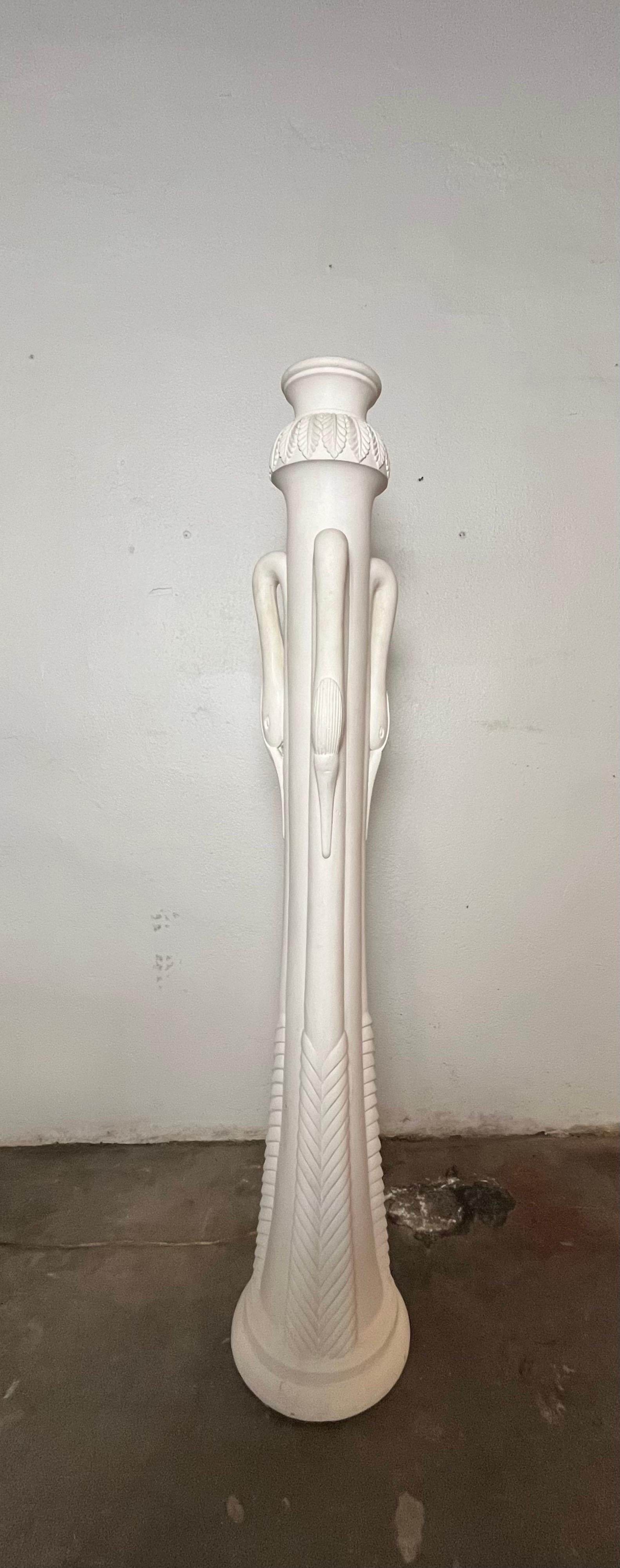 Bellissima lampada da terra in gesso con 3 cigni. Visuale lunga e snella con eleganti dettagli a spina di pesce. Ampio paralume in acrilico con bordo dorato. 
Curbside a NY/Philly $450