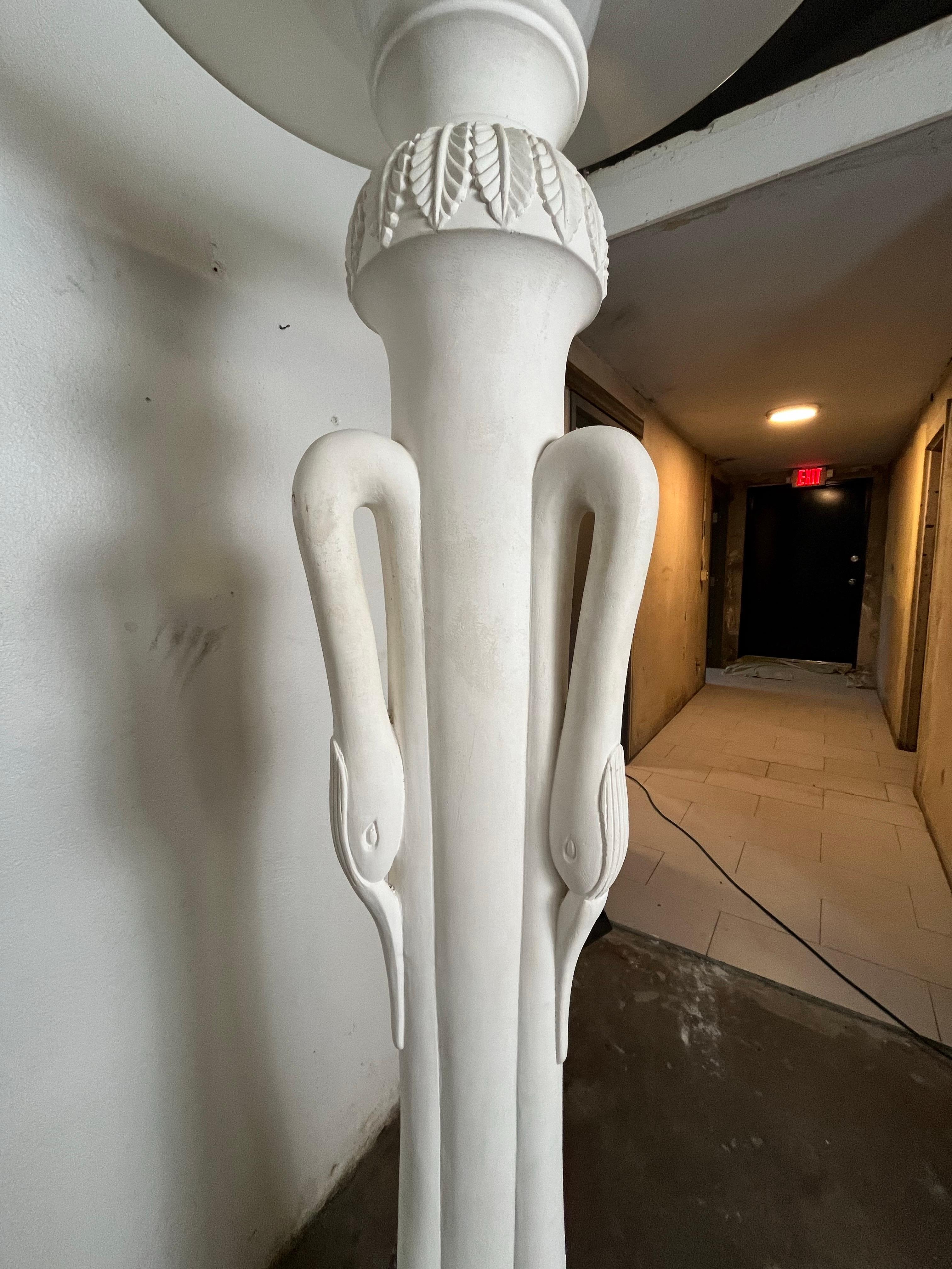 XX secolo Lampada da terra postmoderna in gesso Swan Torchiere in stile Art Deco in vendita