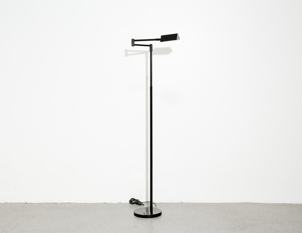 Vintage swing arm floor lamp from the 1980s. Height-adjustable and pivoting reflector.