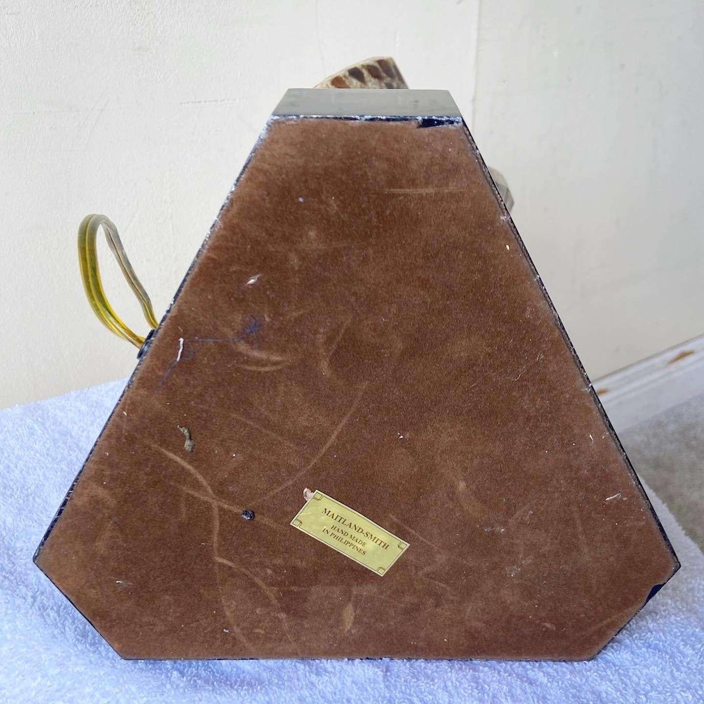 Dreieckige postmoderne Wirbel-Tischlampe von Maitland Smith (Philippinisch) im Angebot