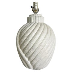 Postmoderne, wirbelnde Keramik-Tischlampe mit Wellenschliff