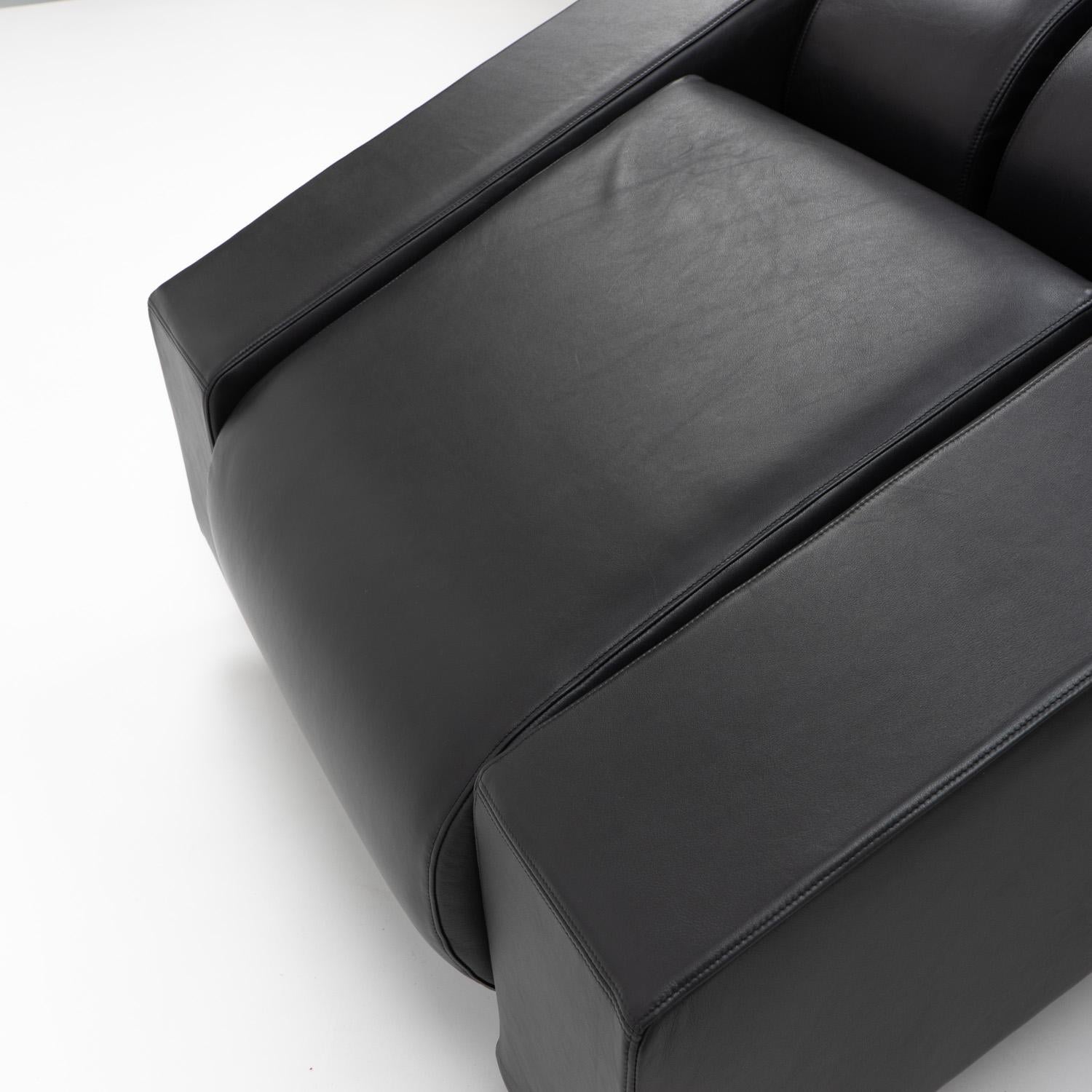 Chaise longue Obliqua de l'architecte et designer suisse Mario Botta (1943) pour Alias Italy.


Les lignes de ces séries de chaises longues et de canapés sont nettes, rationnelles et symétriques, et sont considérées comme sa réponse personnelle au
