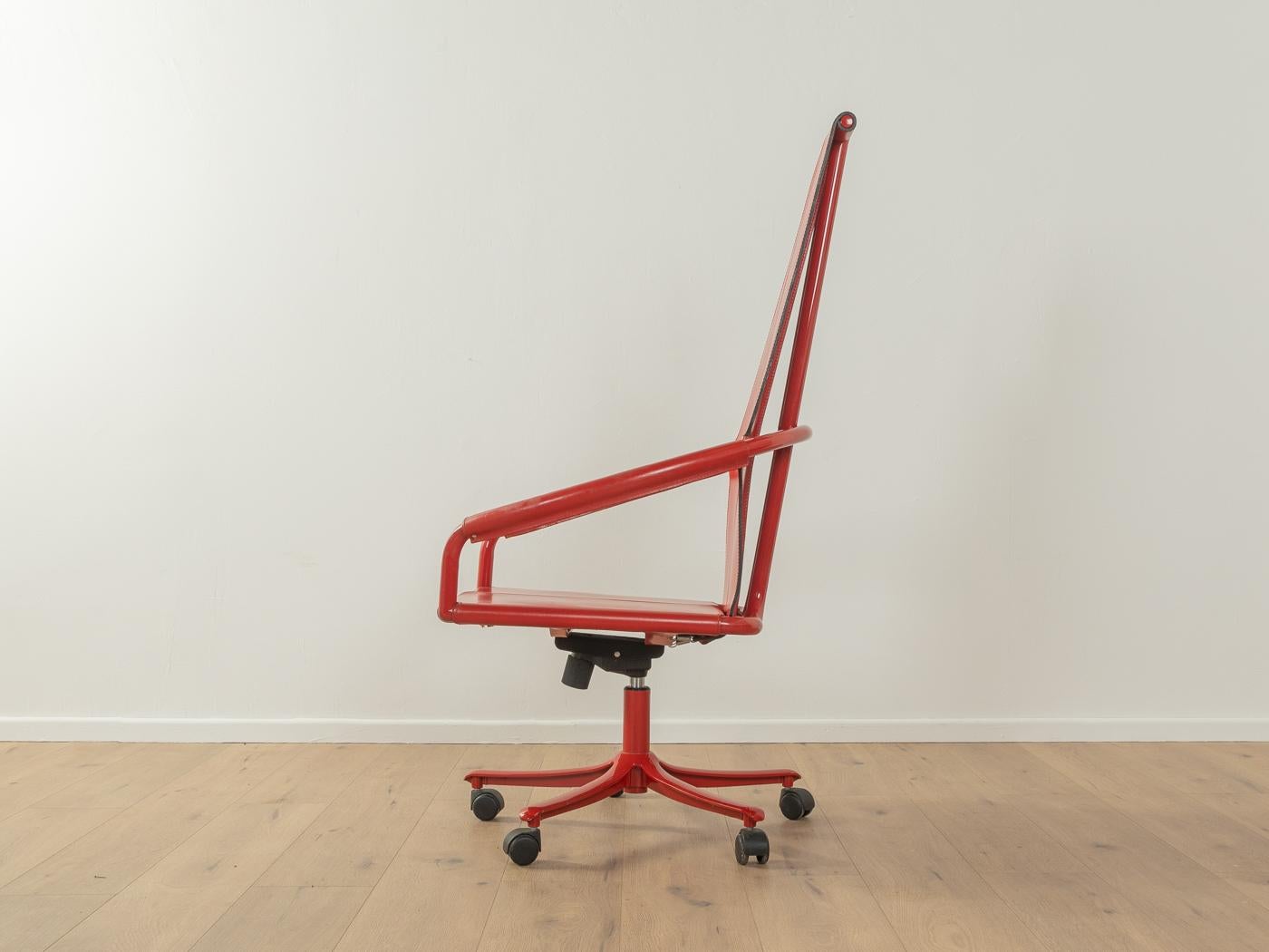 italien Chaise pivotante postmoderne, Cofemo en vente