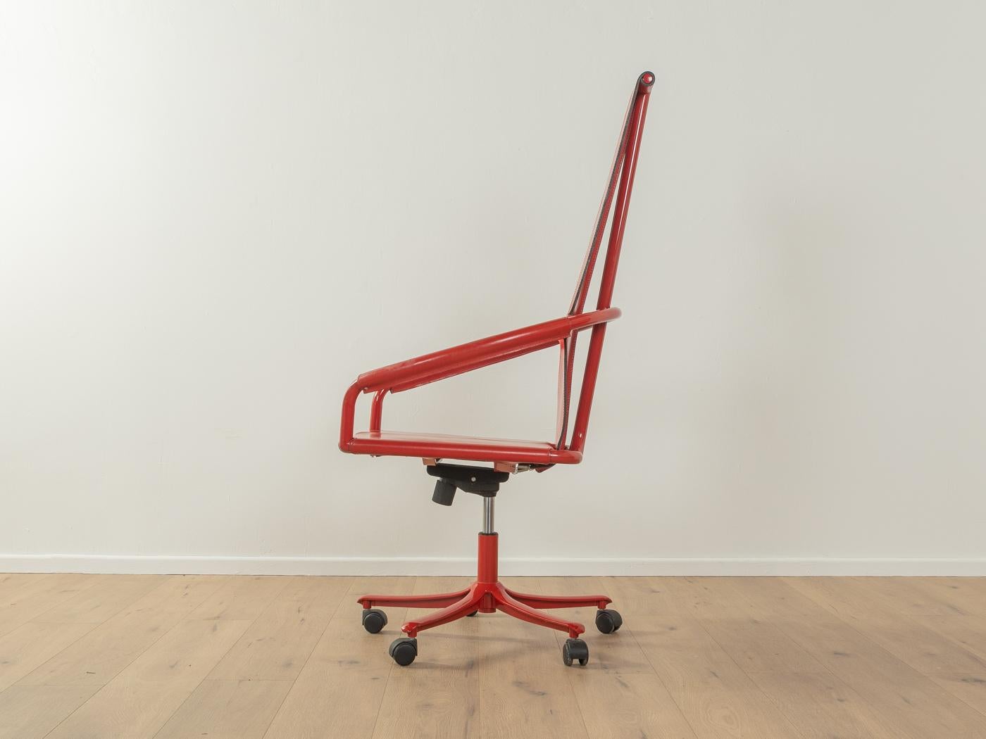 Fin du 20e siècle Chaise pivotante postmoderne, Cofemo en vente