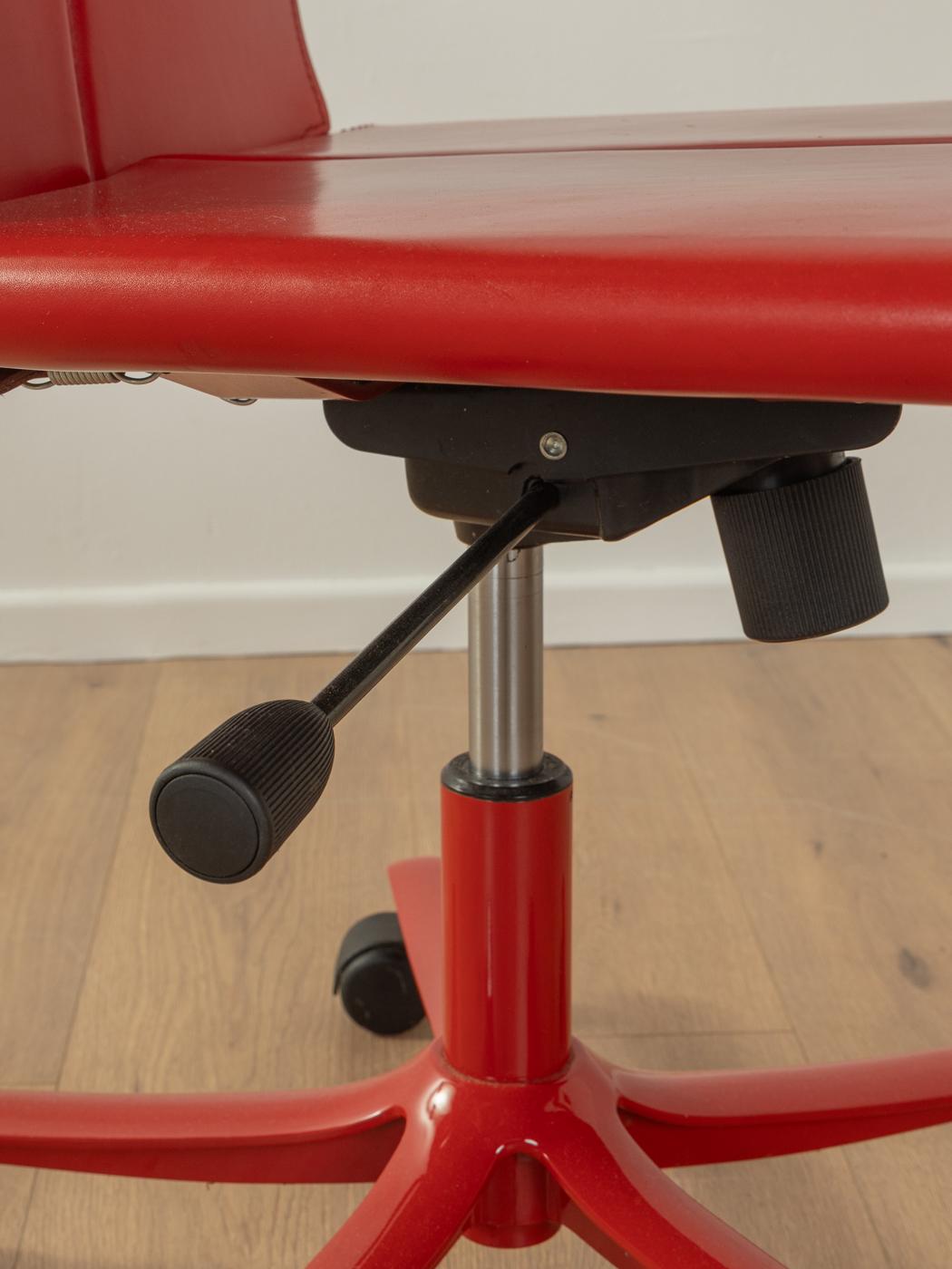 Chaise pivotante postmoderne, Cofemo en vente 1
