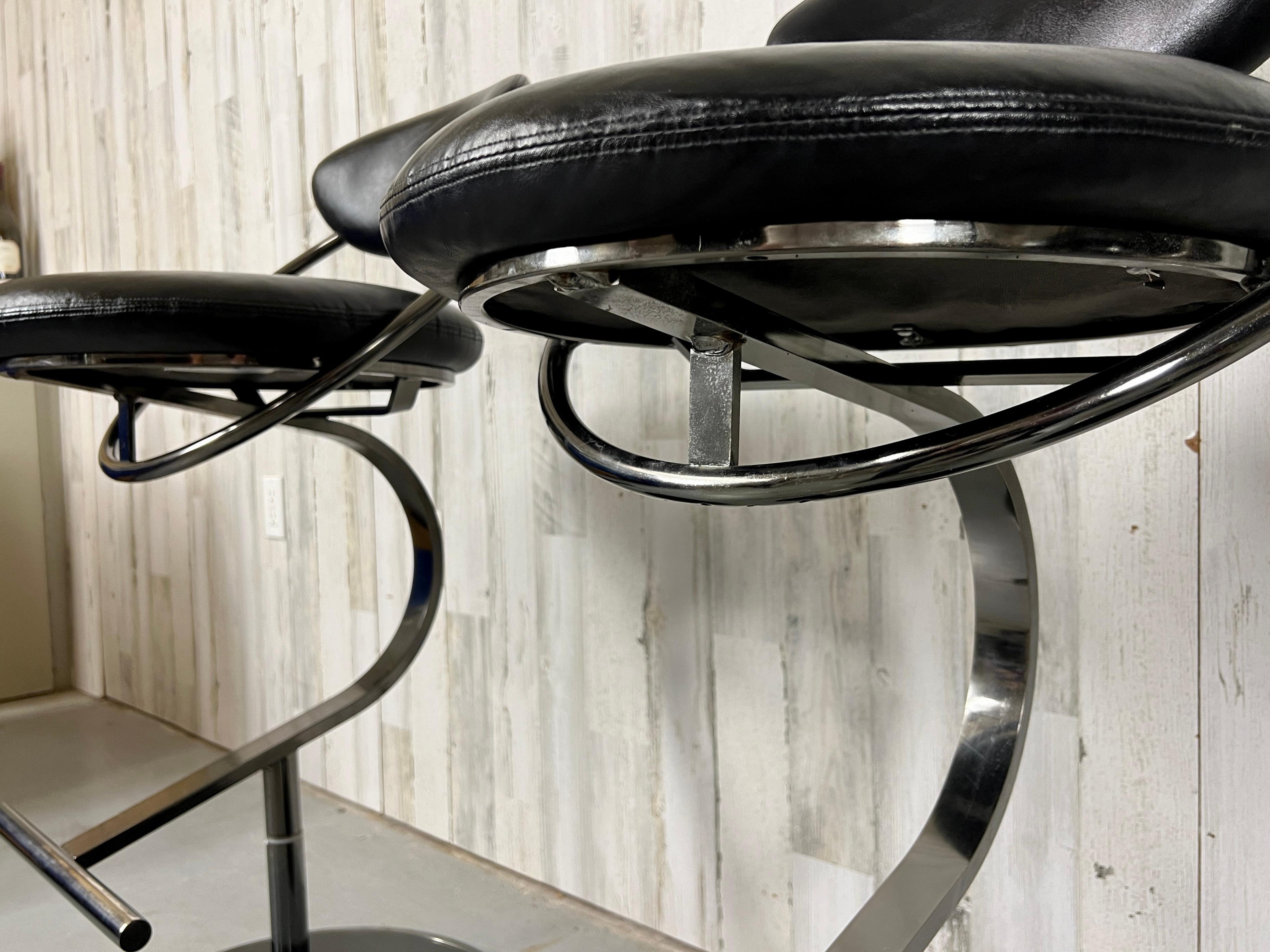 Postmodern Swivel Chrome & Leather Barstools  For Sale 5
