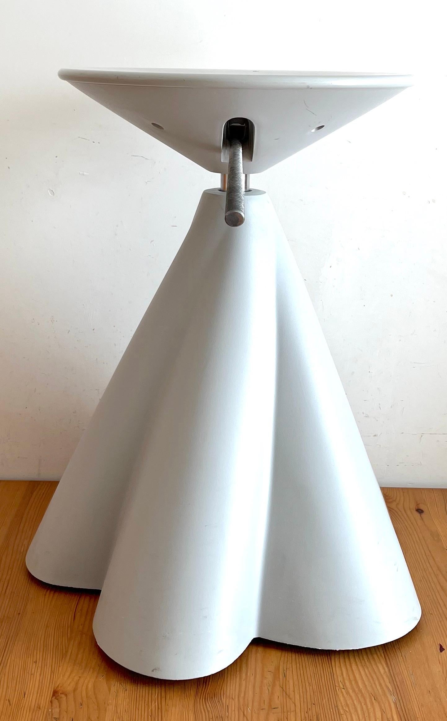 Raro sgabello girevole di Philippe Starck per Presence Paris / L'Oréal  
Sgabello molto raro e attraente è stato progettato da Philippe Starck nel 1989 per Presence Paris / L'Oréal.  
Sgabello postmoderno è realizzato in plastica grigio chiaro, con