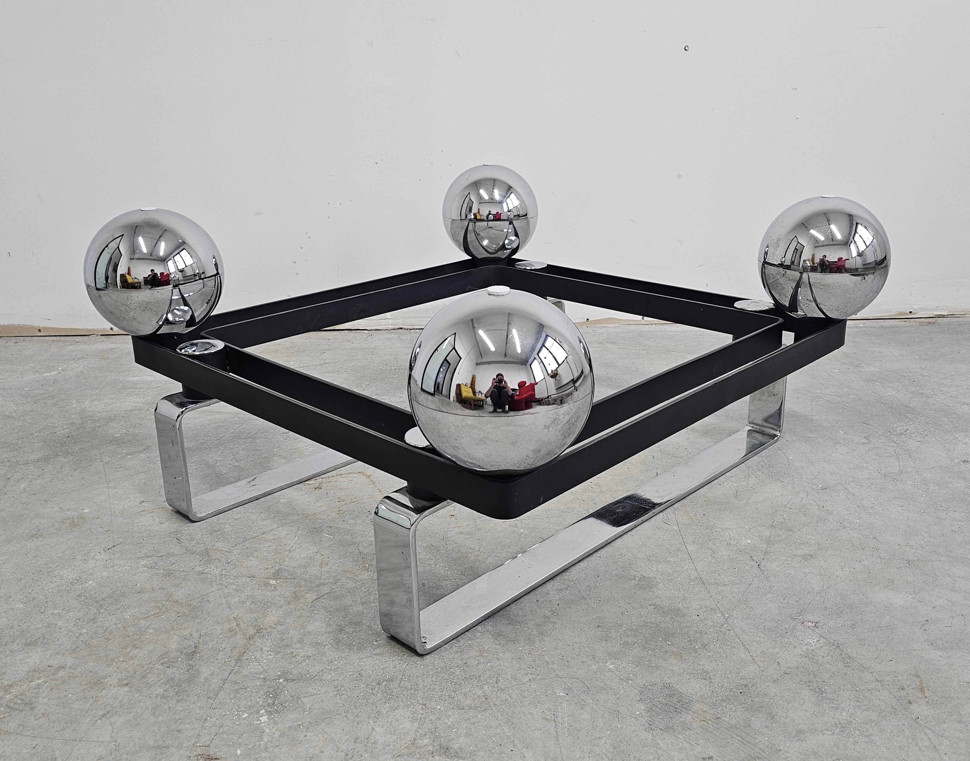Postmodern table done in chrome plated steel and tinted glass, France 1970s For Sale 4